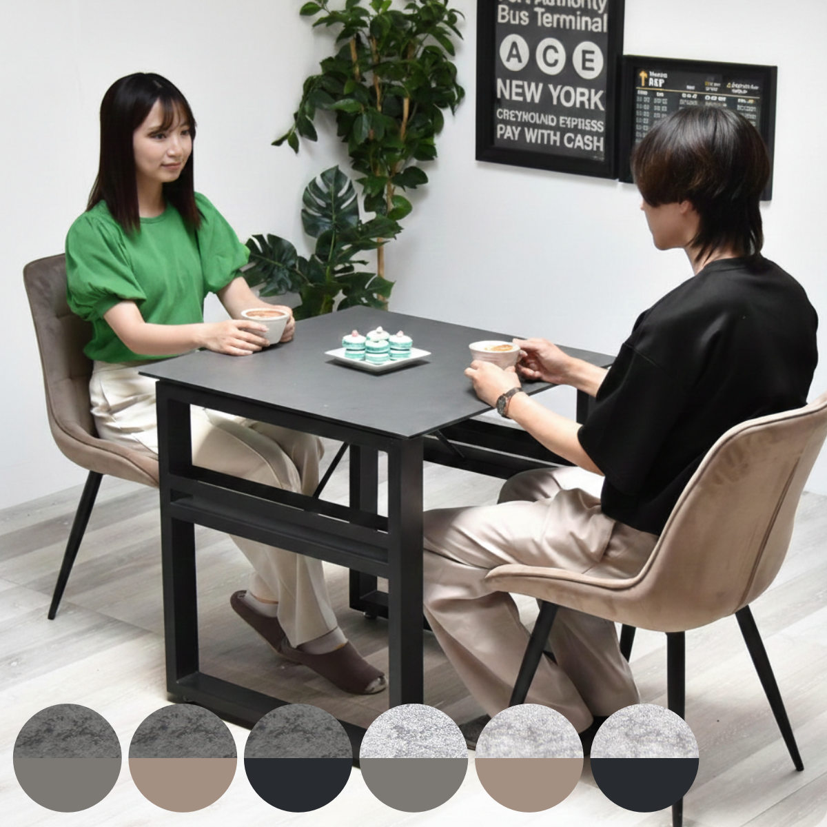 サイズテーブル：約 幅70×奥行70×高さ71.5（cm）チェア：約 幅51×奥行59×高さ79（cm）座面高：42（cm）内容量テーブル1台チェア同色2脚セット材質テーブル：強化ガラス、スチールパイプチェア：ウレタン、ベニヤ板、ベロア、スチールパイプ（粉体塗装）種類ダークグレー×ダークグレー、ダークグレー×ライトグレー、ダークグレー×ブラック、ライトグレー×ダークグレー、ライトグレー×ライトグレー、ライトグレー×ブラック耐荷重テーブル：約40kgチェア：約80kg組立状態お客様組立品区分返品・キャンセル区分（不可）ダイニングテーブル＆チェア 3点セット 幅70cm セラミック天板 ベロアチェアおすすめポイントダイニングテーブルとベロアチェアの3点セット幅70cmのセラミック天板テーブルとチェア2脚の3点セット。熱やキズに強い天板に、石目調の上質な表情がダイニングを落ち着いた雰囲気に演出します。チェアと調和し、機能性と美しさを兼ね備えた空間に。圧倒的な強度を誇るセラミックダイニングテーブル　70×70cmセラミックは熱やキズに強く、水分や油分も染み込みにくいお手入れしやすい素材。熱い鍋や食器を置きやすく、ナイフやカトラリーによるキズも付きにくいため、毎日の食事にも安心して使えます。天然素材ならではの上質な風合いも魅力です。天板カラーはダークグレーとライトグレーの2色展開です。ステッチデザインがおしゃれなベロアチェア　同色2脚背もたれから座面まで施されたステッチデザインが印象的なベロアチェア。やわらかな質感と上品な雰囲気で、ダイニング空間をおしゃれに演出します。カラーは、ダークグレー・ライトグレー・ブラックから同色2脚をお選びいただけます。商品詳細強化ガラス×セラミックの2層構造天板強化ガラスとセラミックを重ねた2層構造の天板。グレーの濃淡や細かな凹凸が生む重厚感と、陶器のようなひんやりとした手触りが魅力です。焼き物特有の揺らぎのある質感が、空間に上質な印象を与えます。焼き上げて作るから熱に強い高温で焼き上げて作られたセラミックは熱に強く、熱い鍋やケトルを直接置いても変形や変色が起こりにくいです。表面硬度が高く傷にも強い表面硬度が高く、金属で擦っても傷つきにくい高強度の天板です。※食品を扱う際は衛生上、トレーなどの使用をおすすめします。染み込みにくく汚れに強い水分吸収率はほぼ0%。水分や油分が染み込みにくいから、ソースなどの着色しやすいものでも、さっと拭き取ることができます。油性マジックで書いても洗剤とスポンジでゴシゴシ洗えます。ダイニングをすっきり整える収納付きダイニング脚部に調味料や小物、OAタップやルーターなどを収納可能。配線をまとめて隠せるので床まわりがすっきりし、掃除もしやすくなります。テーブルの上も散らかりにくく、快適に使えます。補強ブレースで横揺れを防ぐ安定設計脚部から天板中央に向かって斜めに配置した補強ブレースが、横揺れやがたつきを防ぎ安定感を高めます。座ったときにも邪魔になりにくい位置に設計され、デザイン性も損ないません。デスクや作業台としても活躍ダイニングテーブルとしてはもちろん、書き物やパソコン作業のデスクとしても使いやすく、趣味やDIYの作業台としても活躍します。強度・耐熱性・防水性に優れたセラミック天板で、アイロン掛けにも使えます。天板の取り付けが簡単吸盤固定式だから、組み立てたフレームに天板を乗せるだけの簡単組立。6個の大型吸盤がスチール脚部と天板を強力に吸着し、しっかり固定します。天板だけを持ち上げても外れない強力吸着で、ズレたりガタついたりする心配なし。格子状ステッチとベロア素材が映えるチェアチェアは背もたれから座面まで施した格子状のステッチが、立体感のある表情を生み出すデザイン。滑らかなベロア生地は光沢があり、見る角度によって濃淡が変わる豊かな表情も魅力です。ホールド感のあるやさしい座り心地背もたれから座面まで一体になったシェルフォルムが身体のラインに沿い、おしりから腰にかけてやさしく包み込むような座り心地。座面高は42cmと、一般的なダイニングチェアと同程度の使いやすい高さです。カラーサイズ単品・セットの購入はこちらダイニングテーブル幅70cm単品ベロアチェア1脚シリーズ紹介テーブル幅70ベロアチェア2脚3点セット【▲このページの商品】テーブル幅120ベロアチェア2脚3点セットテーブル幅120ベロアチェア4脚5点セットテーブル幅150ベロアチェア4脚5点セット関連キーワード：シンプル モダン スタイリッシュ 一人掛け 1人掛け 1人用 二人掛け 2人用 一人暮らし つくえ オシャレ お洒落 インテリア 家具 リビング テーブルのみ 強化ガラス 汚れに強い パソコン作業 アイロンかけ PC作業 デスクワーク ファブリック ベロア アームレス 肘なし チェア チェアー イス 椅子 いす コの字脚 机 作業台 ダイニング 食卓 スチール脚 アジャスター付き LH19094