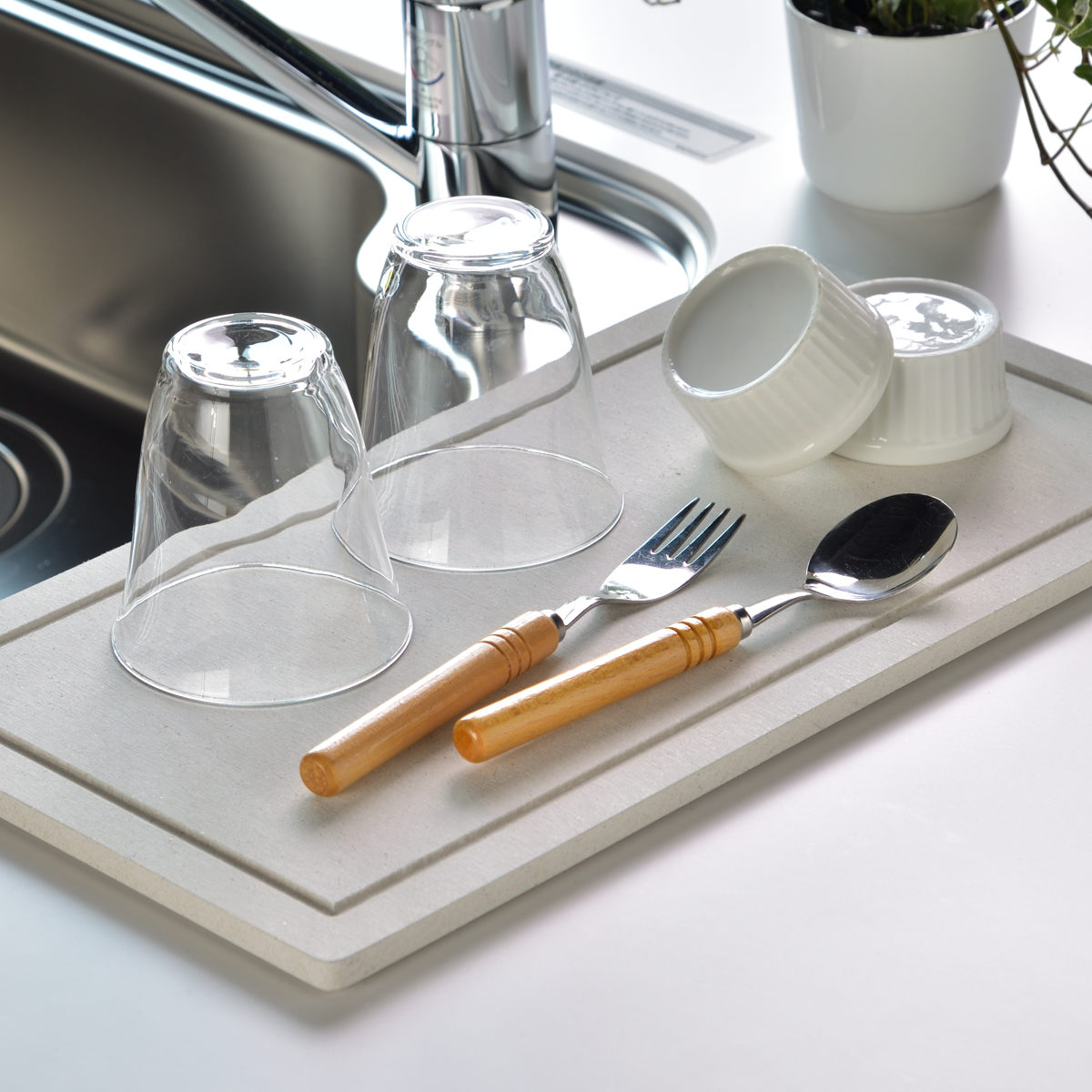 【レビュー特典付き】 ビーワーススタイル KAWAKI モイストレイ 置きタイプ 幅42.5cm （ 水切りトレー 水切りラック シンク上 ステンレス 珪藻土 日本製 水切り モイストレー 吸水トレー 吸水 速乾 珪藻土トレー ）【39ショップ】