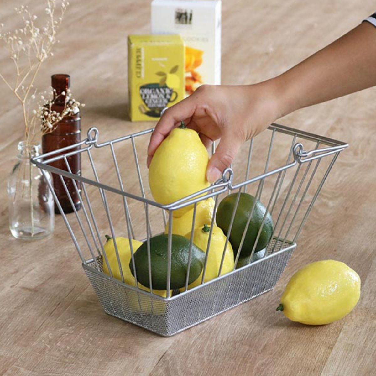 ワイヤーバスケット 持ち手付き 約 幅26×奥行18×高さ16.5cm ショッピングバスケット （ バスケット かご 収納 小物入れ 店内かご 買い物かご ワイヤー カゴ 卓上 小物収納 バスケット収納 卓上収納 ）【39ショップ】