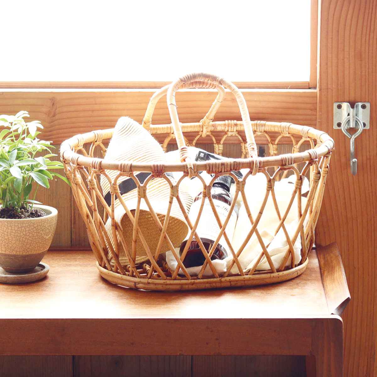 ユグラ オーバルバスケット ラタン （ バスケット かご 収納 カゴ 天然素材 アジアン雑貨 ハンドメイド 収納かご 藤 小物収納 持ち手付き 皮付きラタン 手編み 小物入れ おしゃれ インテリア ランドリー 玄関 リビング キッチン ） 【39ショップ】