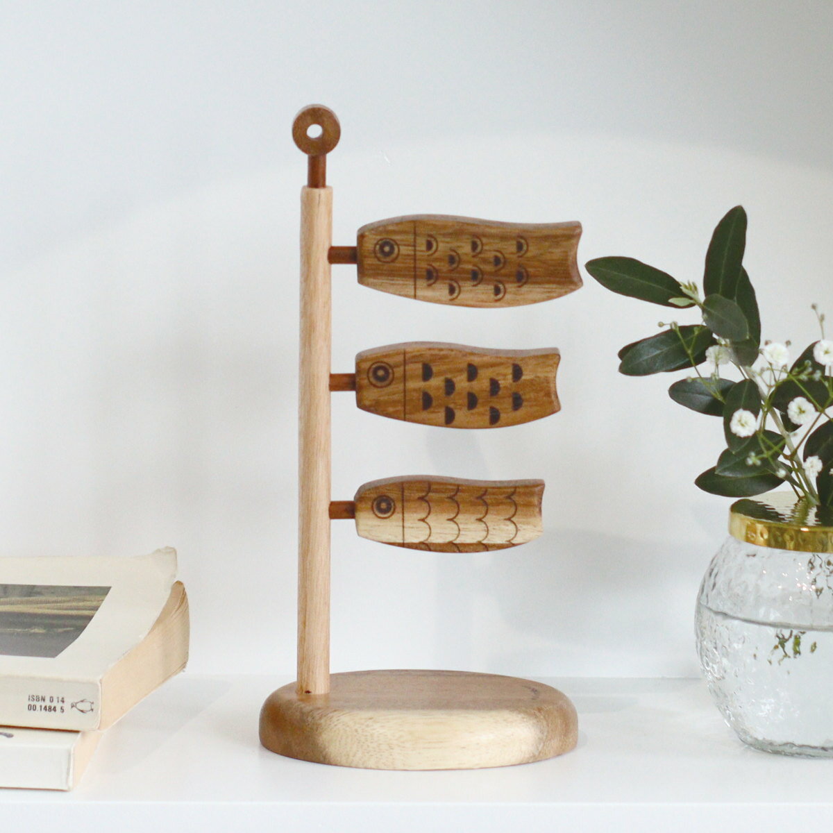 ナインマーケ スワーウッド こいのぼり （ 鯉のぼり 鯉登 室内用 マンション 卓上 ミニ 初節句 脇飾り 五月人形 端午の節句 飾り 置物 オブジェ こどもの日 コンパクト おしゃれ プレゼント 男の子 木目 玄関 こども 室内 ）【39ショップ】