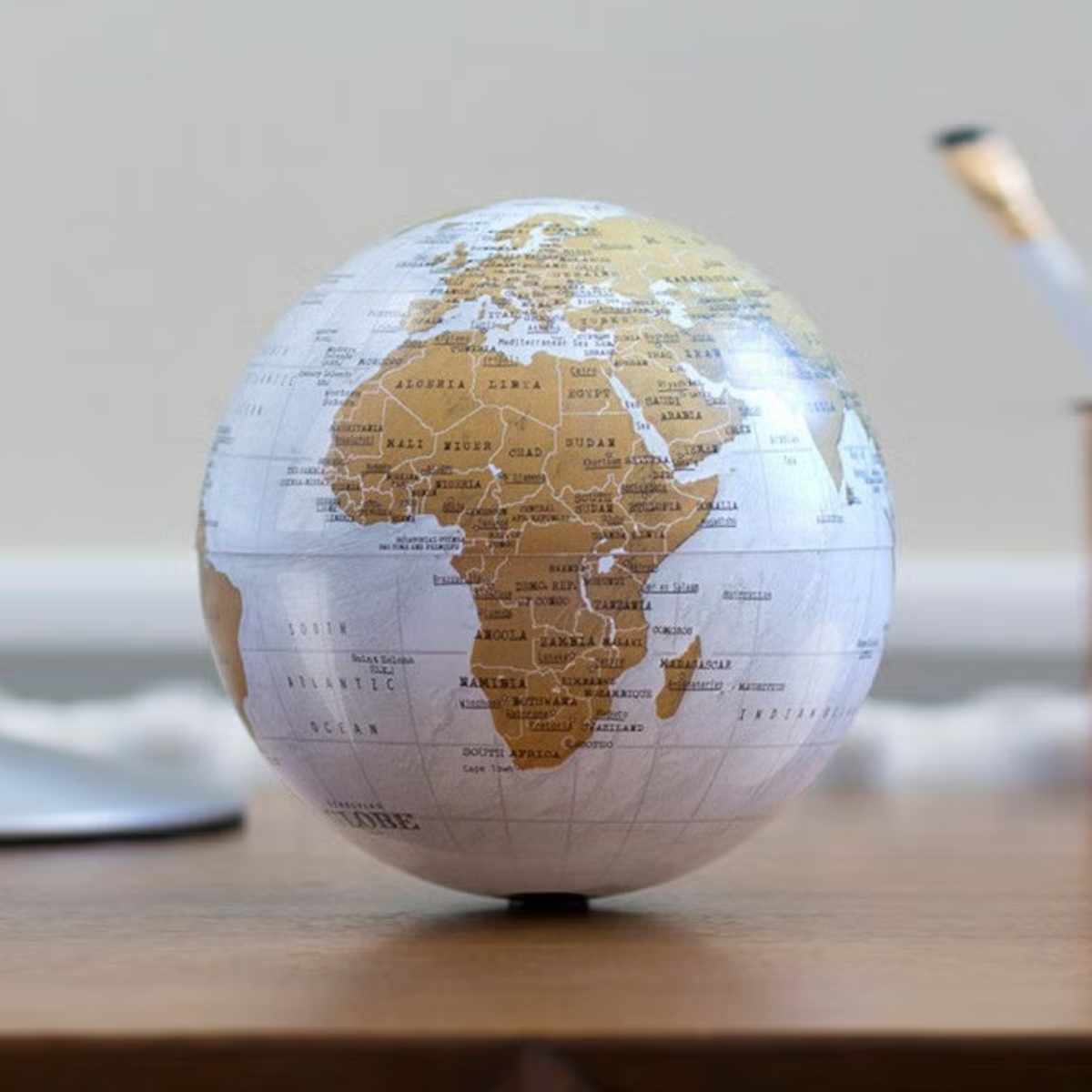 SUCK UK 地球儀 回転 乾電池 Revolving スピニンググローブ （ サックユーケー コ ...