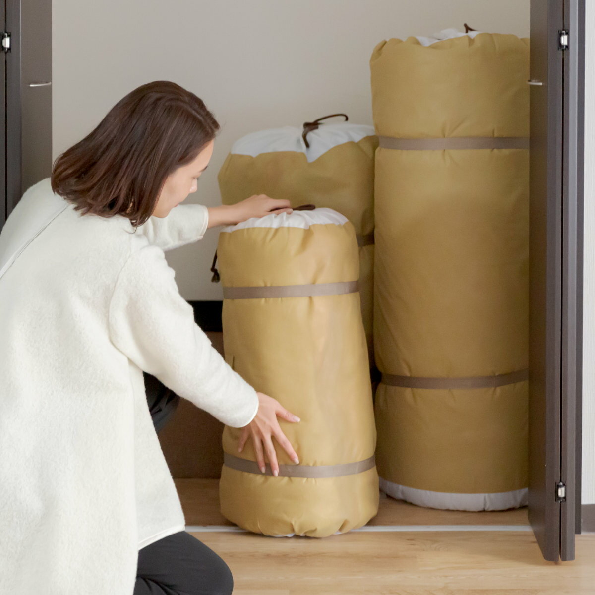 布団収納袋 くるっと 匠収納 羽毛掛けふとん シングル セミダブル ( 収納 布団 ふとん ケース 自立 立てられる 収納袋 布団袋 クローゼット ふとん収納 ...