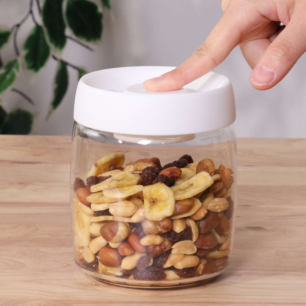 保存容器 800ml PUSH 空気が抜けるキャニスター （ 真空 密閉 プラスチック 真空キャニスター 密閉容器 保存 容器 押すだけ 食品 調味料 鮮度保持 湿気防止 スタッキング 丸型 広口 クリア おしゃれ ）【39ショップ】のサムネイル