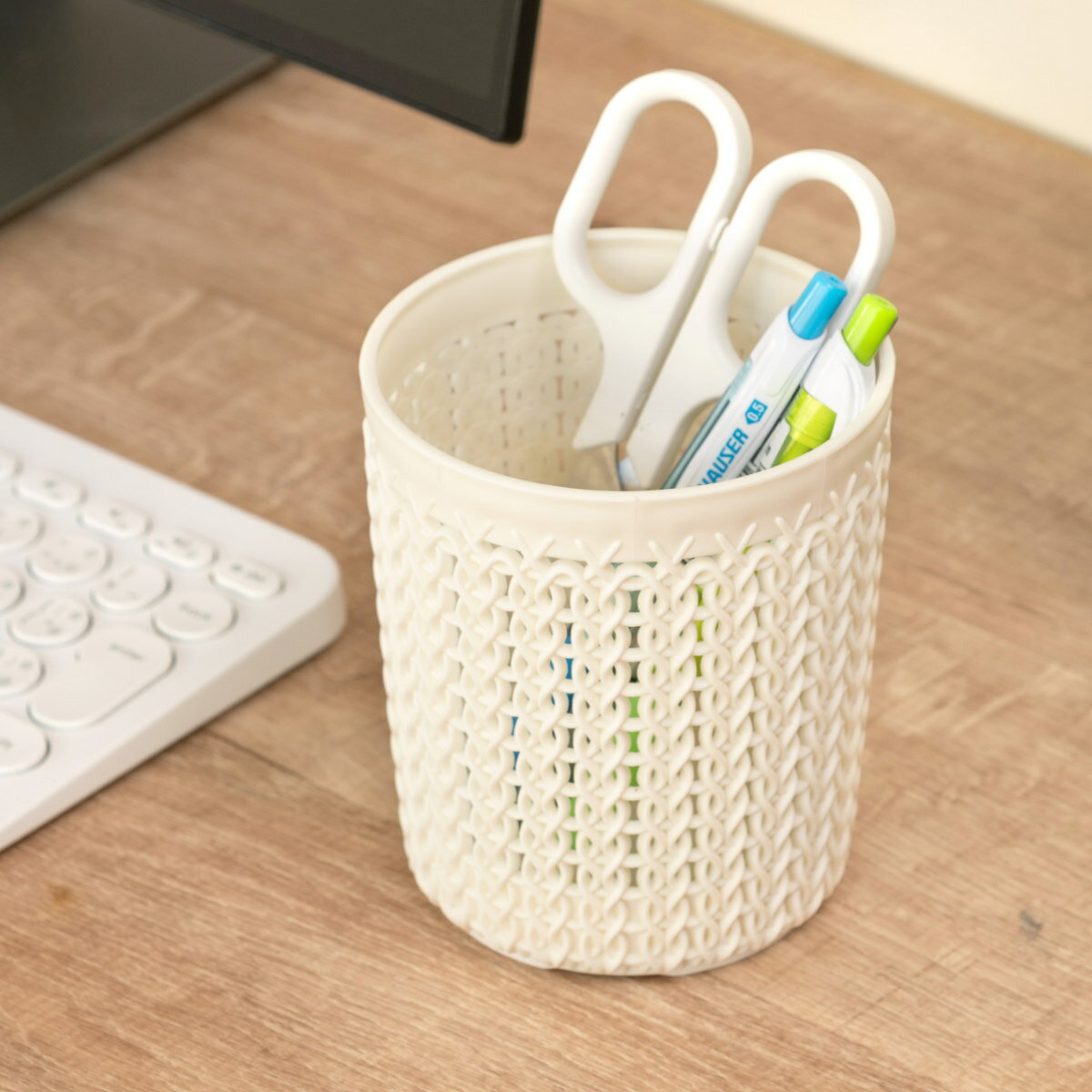 バスケット ニット CURVER ラウンドホルダー 0.6L 小物入れ （ 収納 手編みニット調 カゴ かご 幅9.9×奥行9.9×高さ11.2cm 小物収納 ペン立て 卓上収納 白 ペンスタンド カトラリー入れ 洗面所 キッチン 水回り おしゃれ ホワイト ）【39ショップ】