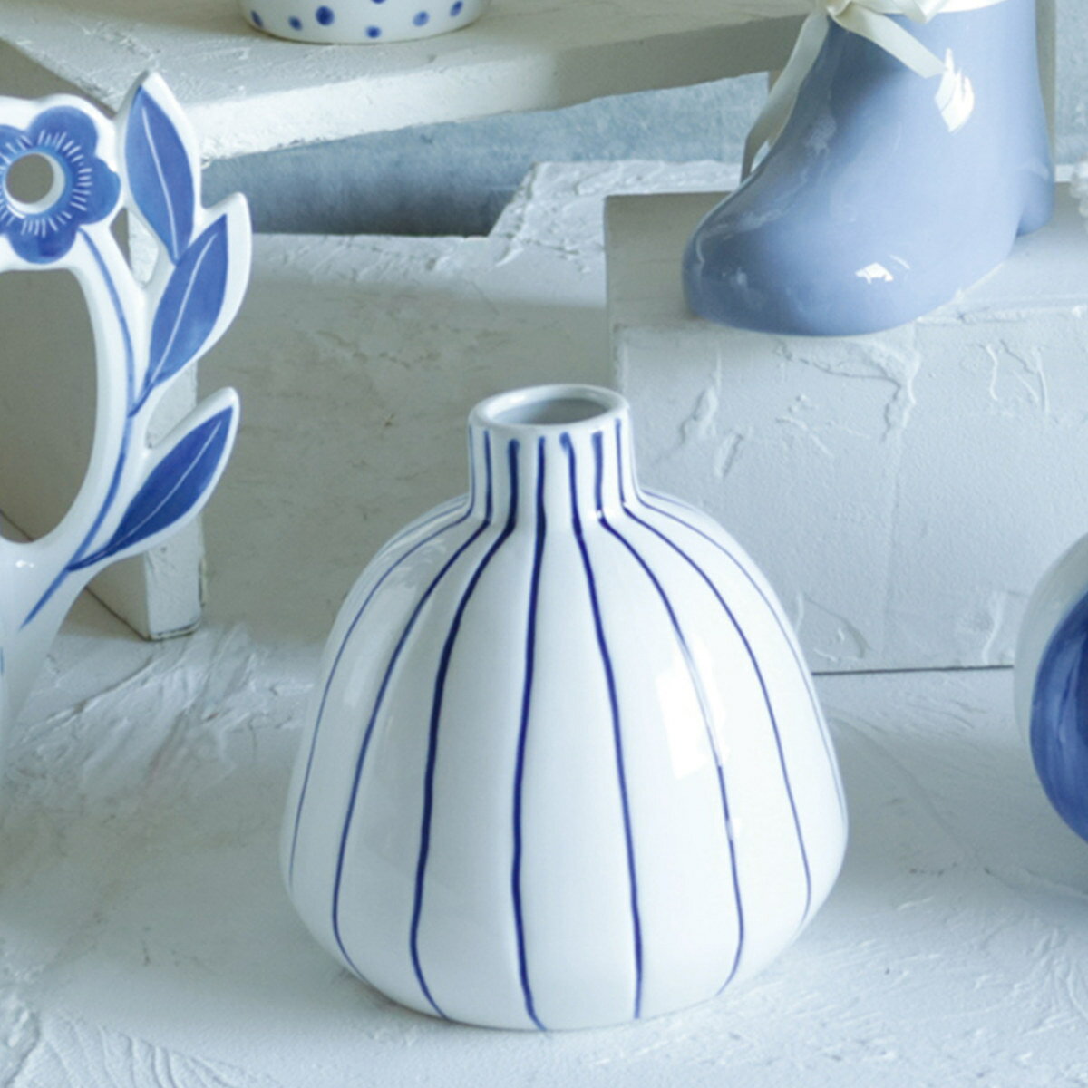 花瓶 welms Blue Line フラワーベース （ 花ビン 花びん フラワー 花 飾る ブルー 青 ライン ストライプ 花入れ 陶器 陶器製 シンプル おしゃれ 一輪挿し ストライプ柄 曲線 手書き風 ）
