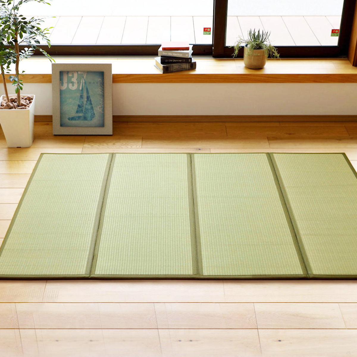 サイズ約 横140×縦200（cm）厚さ：約 1.1（cm）内容量1枚材質表地：い草100％中材：不織布生産国中国製注意事項※商品ページ内には別の商品を含む画像を使用しています区分返品・キャンセル区分（不可）置き畳 い草 4つ折り畳 マットレス 鞍馬 D ダブル※こちらのページは ダブル の販売ページです。おすすめポイント手軽に楽しむ、い草のある暮らし　ダブル天然い草の心地よさを手軽に楽しめる、4つ折りタイプの畳マットレスです。フローリングに敷くだけで畳のような快適空間になり、敷布団の湿気や底冷え対策にも活躍します。マットレスとしてはもちろん、置き畳としてもお使いいただけます。商品詳細天然い草の快適な機能表地には天然い草を100％使用しています。湿度を調整して蒸れにくく、さらっと快適な使い心地です。生活臭を軽減する消臭効果や抗カビ性を備え、空気をすっきり保ちます。い草ならではのやさしい香りが落ち着いた和の雰囲気を演出します。程よいクッション性で寝心地アップ厚みは約1.1cmで、床の硬さをやわらげる程よいクッション性があります。裏面は不織布仕様で、フローリングにもやさしくお使いいただけます。置き畳としても使えるリビングや子どもの遊び場、お昼寝スペースなど、必要な場所にサッと敷くだけで簡単に設置できます。並べて使うと手軽に和の空間をつくることができます。折りたたんでコンパクト収納4つ折りタイプなので、使わない時はコンパクトに収納することが可能です。壁際や家具のすき間にも収まりやすく、お部屋をすっきり保てます。ご注意点※天然い草を使用しているため、色合いには個体差があります。※素材の特性上、い草のささくれ（イ切れ）が見られる場合があります。サイズ違いシングルダブル【▲このページの商品】関連キーワード：い草マット 夏ラグ 夏用ラグ 裏貼り 不織布 キズ防止 お昼寝 ヨガ 収納 コンパクト 居間 部屋 和室 リビング 和風ラグ 和モダン おしゃれ ごろ寝マット いぐさ 和 子供 子ども 140×200 140cm 140 200cm 200 1.4m 2m LH22142 関連商品はこちら置き畳 い草 4つ折り畳 マットレス 鞍馬 S8,280円置き畳 4つ折り畳 マットレス 貴船 D ダブ12,990円置き畳 4つ折り畳 マットレス 貴船 SD セ9,990円置き畳 4つ折り畳 マットレス 貴船 S シン7,990円置き畳 折り畳める 畳マットレス 貴船 キング17,990円置き畳 折り畳める 畳マットレス 貴船 クイー14,990円置き畳 折りたためる マットレス 貴船 シング4,990円～置き畳 折り畳める 畳マットレス 貴船 ミニ 4,990円畳 国産 ユニット畳 い草 畳マット 蒼 約87,680円畳 国産 ユニット畳 い草 畳マット 蒼 約829,900円畳 国産 ユニット畳 い草 畳マット 蒼 約817,900円置き畳 二つ折りフロア畳 織姫 82×82 厚4,980円