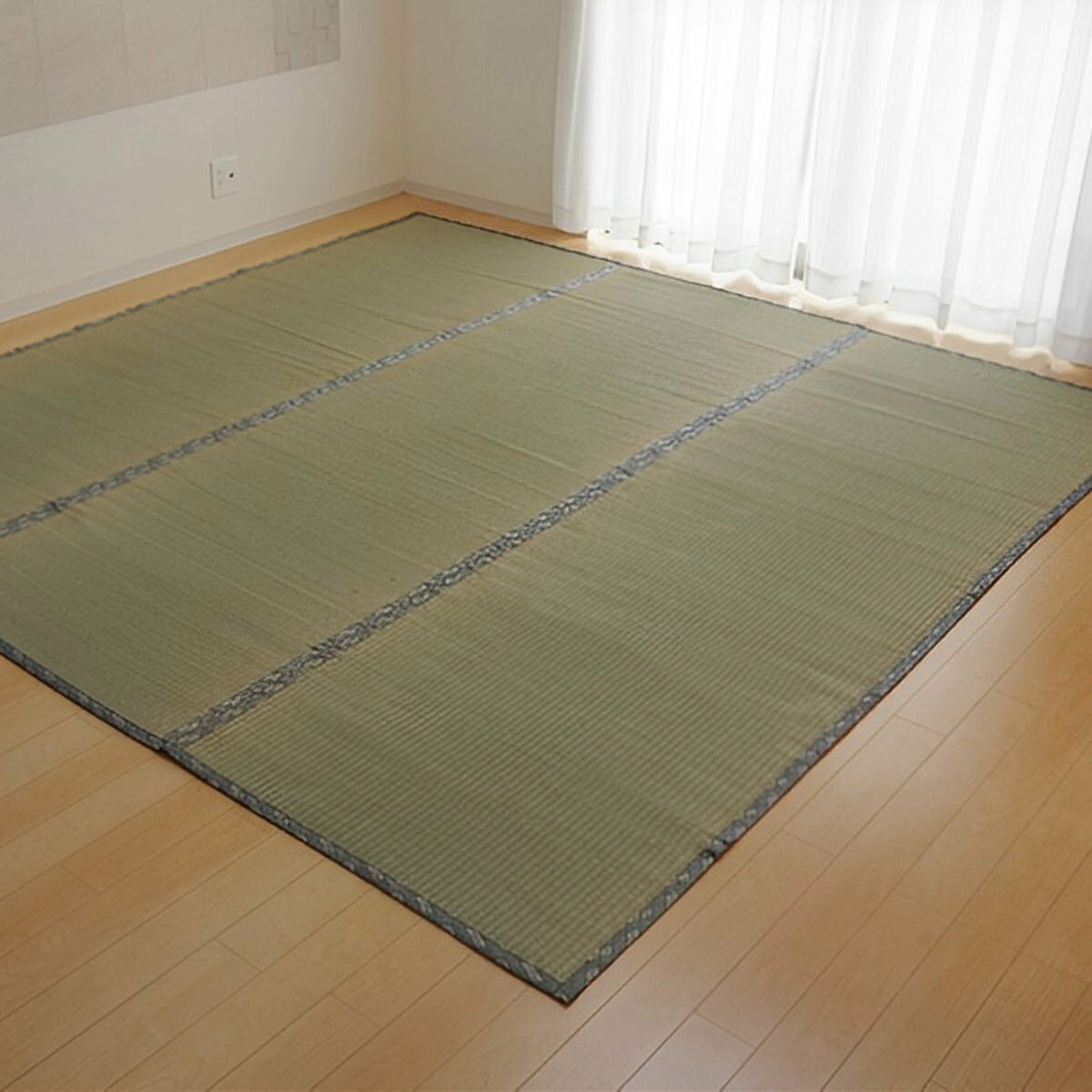サイズ273×273cm内容量1枚材質表地：い草ヘリ：ポリプロピレン、ポリエチレン生産国日本製洗濯不可乾燥機使用不可滑り止め加工なし注意事項※商品ページ内には別の商品を含む画像を使用しています区分返品・キャンセル区分（不可）い草上敷き 純国産 い草 カーペット 糸引織 湯沢 三六間4.5畳 約273×273cmこちらは「273×273cm」（三六間4.5畳用）の販売ページです。※ページ内には同シリーズのサイズ違いの画像が含まれます。おすすめポイント畳をきれいな状態に保つ上敷き上敷きを新築やリフォーム直後の畳に敷くことで、日焼けや傷を防止し、長持ちさせることができます。また、傷んでしまった畳の目隠しにもお使い頂けます。和室のある賃貸にお住まいの方にも汚れ防止としておすすめです。純国産のい草海外産のい草が多く使われる中、本商品は国産にこだわり、九州産のい草を使用しています。きれいな水と豊かな大地で育つ国産い草は表皮が厚く、丈夫なのでクズが出にくく、耐久性が高いという特徴があります。い草で快適なお部屋作り青森県のヒバの木から抽出した「ヒバエッセンス」をメーカー独自の技術で、抽出・吹き付け加工を施しています。 「ヒバエッセンス」に含まれるヒノキチオールという天然物質には極めて高い抗菌性があります。また、い草には汗臭・加齢臭・ペット臭・タバコ臭などの原因物質を減少させ、気になる臭いを軽減します。商品詳細ラグのように使える　273×273cm4.5畳用は大きめのラグとして、3人掛けソファーやローテーブルの下に敷いてもゆったりと使えるサイズ感です。畳の気になる箇所だけ敷いたり、ラグの代わりに敷いたり、様々なシーンにお使い頂けます。密度が高く丈夫な糸引織（いとびきおり）い草上敷きには様々な織り方があります。本商品は畳表と同じ織り方の「糸引織（いとびきおり）」です。双目織よりもい草の打ち込み本数が多く、密度が高いので丈夫です。アクセントになる柄縁（がらべり）上敷きのへりは柄縁です。落ち着いた空間の中にちょっとしたアクセントをお楽しみ頂けます。裏面も使える色褪せ、汚れ、日焼けなどが気になってきたら裏返して、もう一度使うことができます。コンパクトサイズきれいに折りたたむとコンパクトなサイズになります。収納しておくときも場所を取りません。※メーカー様から商品をお届けする際も折りたたまれた状態になります。お手入れをして長持ち上敷きには染土や染料が使われているので、乾拭きをしてからのご使用をおすすめします。普段のお手入れには掃除機やお掃除ロボも対応しており、また、定期的な日陰干しも効果的です。正しくお手入れをすることで長くお使い頂けます。サイズ三六間は主に愛知・岐阜・三重で多く見られますが、近畿や四国、東北でも使用されており、「中京間」と呼ばれることもあります。※この製品は長さ110〜115cmの国産（九州産）い草を使用しています。そのうち約91cmを使用しています。ご注意点・天然素材を使用しているため、サイズや色の見え方に多少の誤差が生じる場合があります。・天然素材のい草は太陽光や照明により日焼け・変色をしますが、徐々に馴染んで風合いを増します。・床暖房やホットカーペット上でもお使い頂けますが、い草は温めすぎると乾燥して折れやすくなりますのでご注意ください。サイズ違い182×182cm（三六間2畳用）182×273cm（三六間3畳用）273×273cm（三六間4.5畳用）273×364cm（三六間6畳用）364×364cm（三六間8畳用）関連キーワード：日焼け防止 キズ防止 フローリング 湿度調節 調湿 アロマテラピー リラックス 癒し お昼寝 ごろ寝 リビング 居間 部屋 夏用ラグ おしゃれ ごろ寝マット いぐさ 和 消臭 寝ござ 赤ちゃん 子供 夏 香り 子ども 畳替え 模様替え 東海地方 北陸 沖縄 4.5帖 273cm 2.7 LH12924関連商品はこちらい草上敷き 純国産 い草 カーペット 糸引織 20,980円い草上敷き 純国産 い草 カーペット 糸引織 10,480円い草上敷き 純国産 い草 カーペット 糸引織 27,980円い草上敷き 純国産 い草 カーペット 糸引織 6,980円い草 カーペット 国産 上敷き 双目織 ほほえ14,480円い草上敷き 純国産 い草 カーペット 糸引織 11,800円い草上敷き 純国産 い草 カーペット 糸引織 6,980円い草上敷き 純国産 い草 カーペット 糸引織 27,980円い草上敷き 純国産 い草 カーペット 糸引織 15,780円い草上敷き 純国産 い草 カーペット 糸引織 15,780円い草上敷き 純国産 い草 カーペット 糸引織 20,980円い草上敷き 純国産 い草 カーペット 糸引織 6,280円