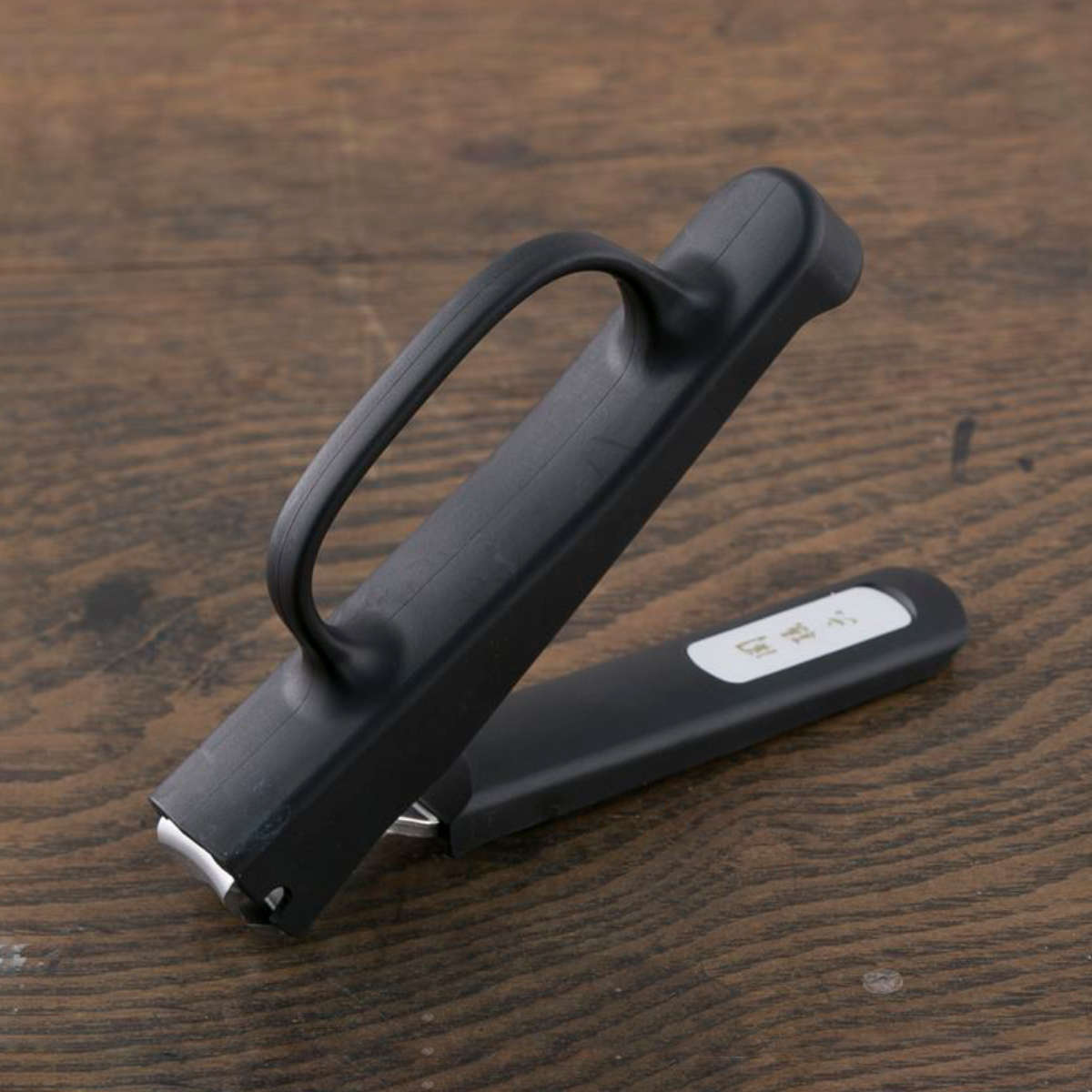 サイズ約 幅1.8×奥行9.5×高さ3.8（cm）重量約 52g内容量1個材質刃部：ステンレス刃物鋼テコ：ステンレススチールエラストマーストッパー：エラストマーヤスリ：ステンレススチール生産国ベトナム製区分返品・キャンセル区分（小型商品）ギフトラッピングページを見る●アシストリング付きの爪切りです。●利き手と反対の手でも持ちやすく、快適に爪のお手入れができます。●刀匠・関孫六ならではの鋭い切れ味で、軽い力でスパッと切れます。●ツメヤスリ付きで、切った後の爪をなめらかに整えられます。●切った爪が飛び散りにくいストッパーケース付きです。おすすめポイント利き手を問わず使いやすいアシストリング付きの爪切りアシストリング付きの爪切りです。利き手と反対の手でも持ちやすく、快適に爪のお手入れができます。商品詳細刀匠・関孫六の伝統から生まれた鋭い切れ味刀鍛冶の伝統を受け継ぐ「関孫六」ならではの、鋭い切れ味が特長です。エッチング加工を施したツメヤスリ付きで、切った後の爪をなめらかに整えられます。爪が飛び散りにくいストッパーケース付き側面Uカットのストッパーケース付きのため、爪が周囲に散らばりにくく、後片付けも簡単です。ブランド紹介関連キーワード：ヤスリ やすり 爪ヤスリ つめやすり 道具 プレゼント 男性 女性 爪のお手入れ ささくれ サカムケ さかむけ 小爪 手軽 セルフネイル 簡単 セルフ マニキュア ネイルグッズ キューティクルケア お手入れ ペディキュア 衛生日用品 生活雑貨 贈り物 ギフト 誕生日 母の日 父の日 便利用品 人気 おすすめ オススメ 便利 便利グッズ LH18738 関連商品はこちら爪切り type101 関孫六 ゴールド 貝印1,780円爪切り type001M 白 直線刃 貝印 598円爪切り 関孫六 LEDルーペ付き 貝印 1,780円爪切り 大口径 M 関孫六 ルーペ付き ヤスリ1,180円爪切り ルーペ付き ヤスリ付き 関孫六 貝印 1,780円つめきり 関孫六 ルーペ付き 爪切り ヤスリ付968円爪切り ルーペ付き ヤスリ付き 関孫六 貝印 1,080円爪切り ニュースタンダード ツメキリS 338円ツメキリ ニッパーツメキリ ステンレス製 関孫3,080円爪切り スリム ニッパー ツメキリ 980円爪切り ネイルクリッパー 2,280円爪切り ステンレス製 つめきり 1,580円