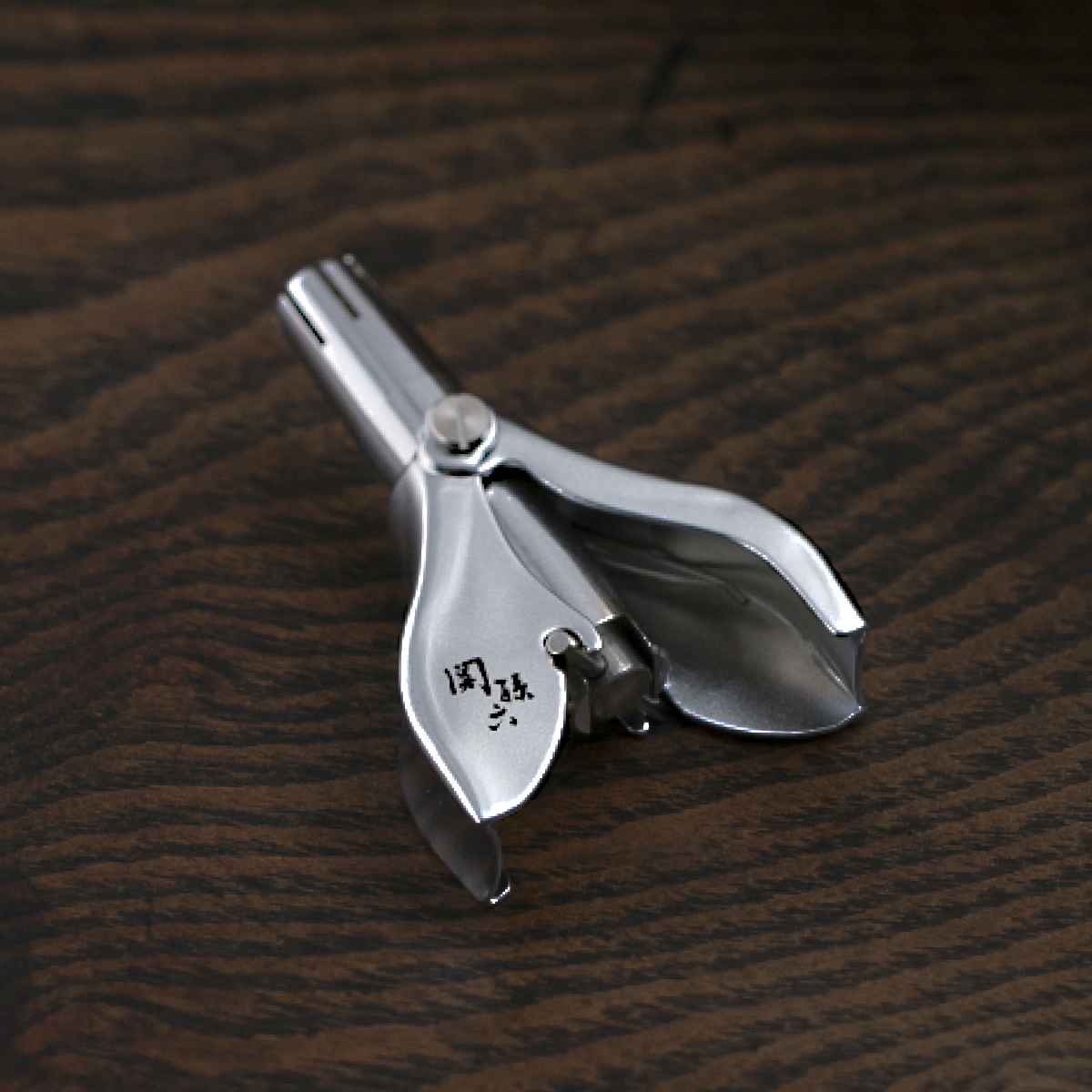 サイズ約 幅3.8×奥行5.6×高さ2.2（cm）重量約 39g内容量1個付属品：掃除用ブラシ材質外軸：鉄（クロムメッキ仕上げ）内軸：ステンレススチール生産国日本製区分返品・キャンセル区分（小型商品）ギフトラッピングページを見る●鼻孔を傷めずに鼻毛をカットできる回転式鼻毛カッターです。●手になじみやすいコンパクトサイズで使いやすいです。●掃除用ブラシ付きで、使用後のお手入れも簡単です。おすすめポイント鼻孔を傷めにくい回転式鼻毛カッター回転式の刃で、鼻孔を傷めずに鼻毛をカットできます。手になじみやすいコンパクトサイズで、手軽にお使いいただけます。商品詳細お手入れに便利なブラシ付き使用後のお手入れに使える掃除用ブラシ付きで、清潔に保ちやすいです。ブランド紹介関連キーワード：女性 男性 プレゼント 産毛 むだ毛 バリカン エチケットカッター 鼻毛シェーバー 鼻毛はさみ 化粧はさみ 身だしなみ エチケット 持ち運び トラベル トラベルグッズ 旅行 メイク道具 セルフカット セルフ 自宅 痛くない 理容 美容 コスメ 化粧 はさみ 毛抜き 出張 移動 帰省 便利 社会人 男女兼用 雑貨 お祝い 記念日 誕生日 贈り物 ギフト LH18738 関連商品はこちらハサミ 鼻毛カッター セーフティハサミ ゴール1,880円鼻毛 はさみ 鼻毛カッター 848円鼻毛カッター 528円ハサミ 関孫六 薄刃セーフティハサミ 貝印 1,080円ブラジリアンワックス 鼻毛 鼻スカットワックス768円フェイスシェーバー 鼻毛も剃れるフェイスシェー3,300円毛抜き 先平 ステンレス製 関孫六 収納ケース2,080円毛抜き 先斜 関孫六 ワンタッチ毛抜き 貝印 1,280円毛抜き 先平 関孫六 ワンタッチ毛抜き 貝印 1,380円毛抜き 先斜 ステンレス製 関孫六 収納ケース2,080円ハサミ 眉カット オシャレハサミ ゴールドハサ1,880円毛抜き ステンレス製 関孫六 毛抜きセット ポ1,280円