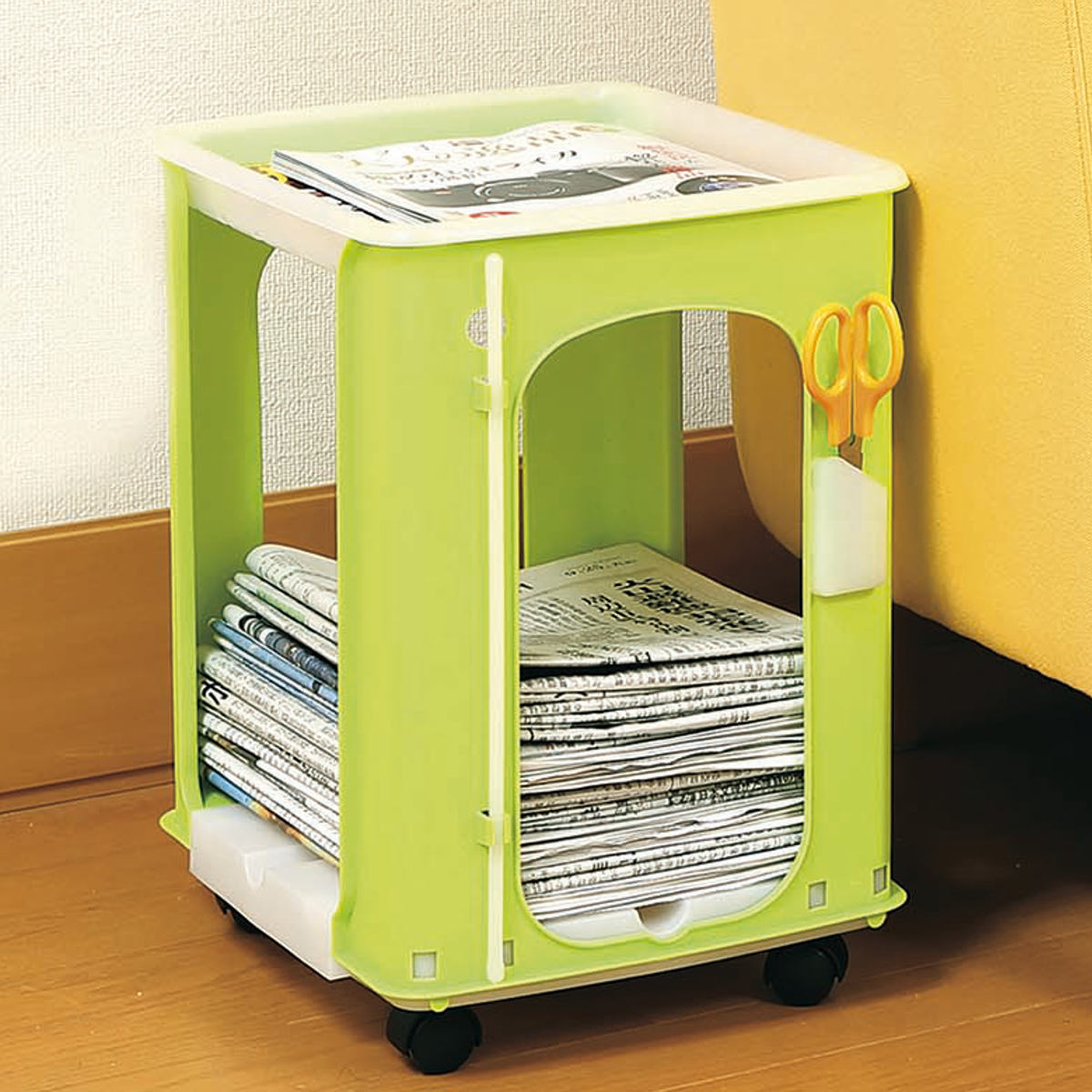 サイズ約 幅27×奥行33×高さ39.5（cm）重量約 840g内容量1台材質本体：ポリプロピレンキャスター：ポリプロピレン、ポリカーボネート生産国日本製スタッキング可能区分返品・キャンセル区分（小型商品）ギフトラッピングページを見る●A4雑誌や古紙がスッキリまとまる新聞ラックです。●古紙を持ち上げずにラクラク梱包できる設計です。●ひも通し専用の棒が付属しています。●ハサミなどがすぐに取り出せる便利なポケット付きです。●キャスター付きで移動や掃除もラクラクです。おすすめポイントスッキリまとまる新聞ラック新聞やA4サイズの雑誌を「置く・しまう・片付ける」がこれ1台でまとめてできる新聞ラックです。収納スペースと便利なトレーを備え、読みかけの新聞も置いておけるので、お部屋をスッキリ保てます。2台重ねて収納力アップ2台を縦に積み重ねて使えます。フレーム上部の穴に下部の凸部を差し込むだけで、上下をしっかり組み合わせて省スペースに設置できます。2台セットの商品ページはこちら　＞ 商品詳細新聞を持ち上げずにラクラク梱包新聞をラックに入れたままひもを通せる溝付きで、重たい新聞を移し替える手間がありません。付属のひも通し棒を使えば、ひも通しからまとめ作業までスムーズに行えます。使いたい時にすぐ使える便利ポケットハサミなどを入れておける小物入れ付きです。新聞をまとめて捨てる際に使う道具をひとまとめにして、必要なときにすぐ取り出せて便利です。キャスター付き重たい新聞を入れたままでも、キャスターでラクに移動できます。お掃除の際もサッと動かせて、毎日の使いやすさにこだわった設計です。サイズ単品・セットの購入はこちら単品【▲このページの商品】2台セット関連キーワード：日本製 ストック 保管 プラスチック ストッカー 古紙 週刊誌 ラック 収納ケース 新聞紙ストッカー 新聞紙ラック マガジン 便利グッズ 便利用品 人気 おすすめ オススメ 整頓 片付け 緑 みどり 黄緑 ライトグリーン 色 カラー キャスター 移動 動かせる 幅27×奥行33×高さ39.5cm関連商品はこちら新聞ラック 2個セット からふるしんぶん楽っく3,280円新聞ストッカー 新聞紙 古紙回収 1,180円新聞 ストッカー 新聞受け ホワイト 1,280円新聞ストッカー 幅33×奥行27×高さ36cm1,280円テーブルラック Bew マガジンラック 収納ラ2,200円山崎実業 tower キャスター付きニューズラ6,930円新聞ストッカー 幅32×奥行26×高さ36cm1,680円回収袋 バイオマス素材配合新聞雑誌回収袋 628円資源回収袋 5枚入り 紙製 258円収納袋 なんでもパック 新聞整理袋 5枚入 278円 木製 新聞掛け 幅66cm 17,580円 木製新聞掛け 新聞掛け マガジンラック 木製17,580円