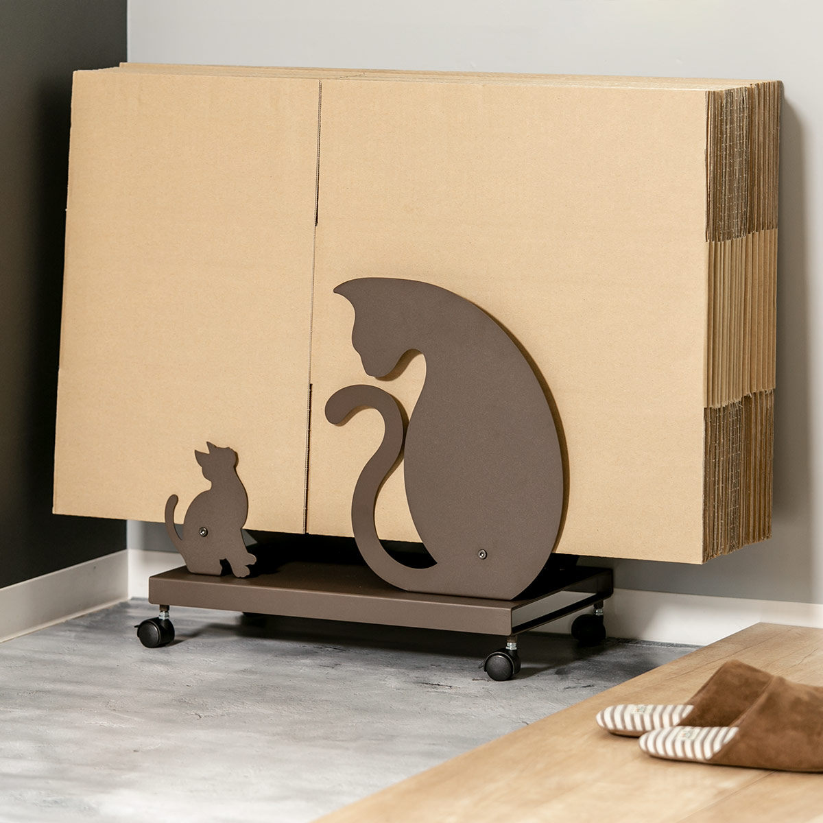 猫型 ダンボールストッカー Lサイズ キャスター付き （ ダンボール ストッカー コンパクト 段ボール 収納 立て 置き スタンド 猫 ネコ ねこ 隙間収納 ラック ストック 紙袋 シンプル 整理 ）【39ショップ】