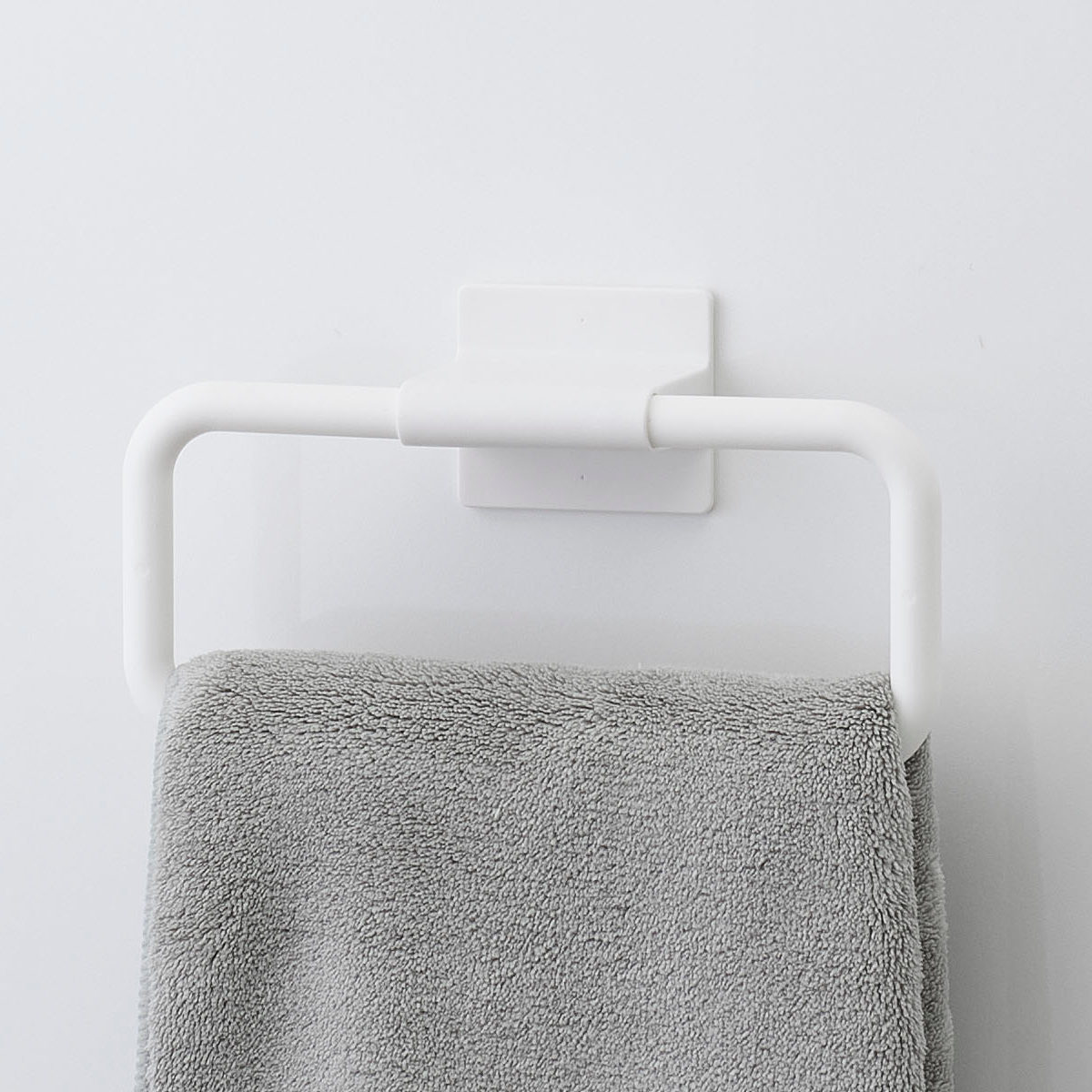 タオルリング 粘着タオルリング （ タオルかけ 粘着 タオルハンガー 壁付け ネジ付 洗面所 簡単 キッチン タオルホルダー 壁 ）【39ショップ】