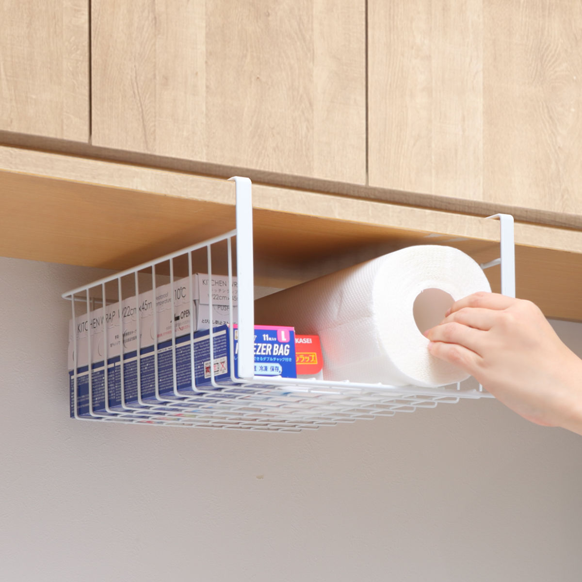 キッチンバスケット 吊戸棚用バスケット スリム （ 収納ラック 戸棚下収納 吊り下げラック 吊り戸棚下 収納 バスケット ワイヤーバスケット かご 小物収納 キッチン シンク上 フック 差し込み ホワイト 幅24.5cm ）【39ショップ】
