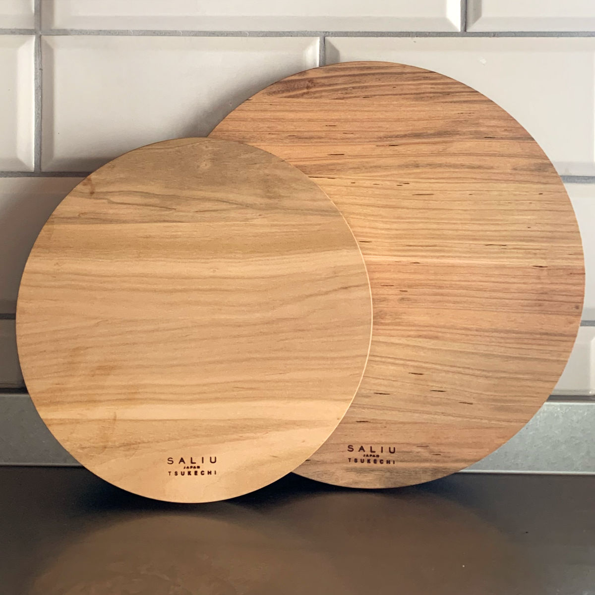 まな板 23cm 28cm 木製 SALIU 山桜 カッティングボード 日本製 （ 丸いまな板 まないた 天然木 サリウ 丸型 円形 木のまな板 ミニ 反り防止 国産 キッチンツール 調理器具 おしゃれ ）【39ショップ】 interior-palette-10207740 インテリアパレット パッケージ画像