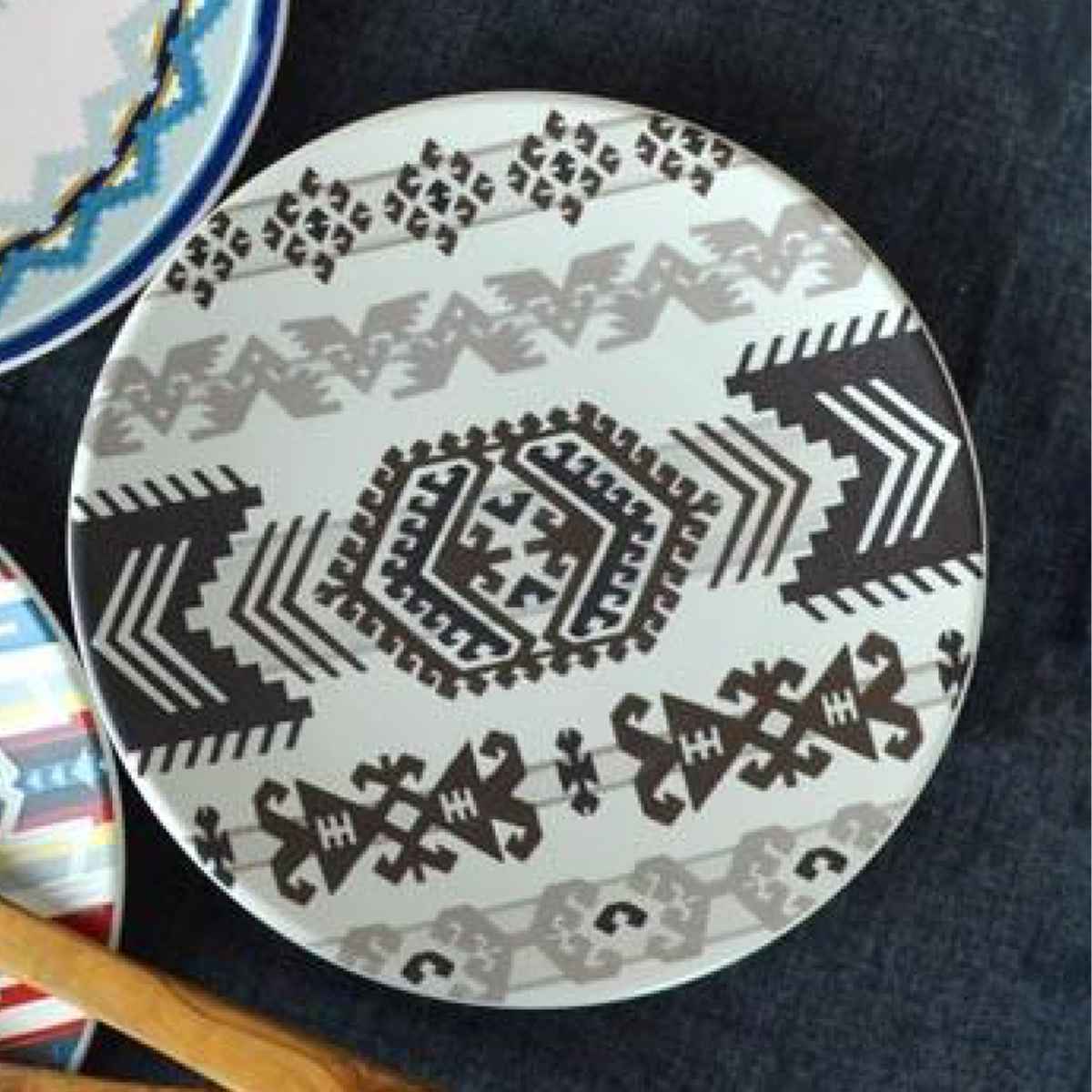 プレート 25cm ウィークエンド アロー 洋食器 硬質陶器 （ 皿 食器 器 お皿 電子レンジ対応 食洗機対応 レンジ可 オーブン対応 大皿 丸 オシャレ ネイティブ柄 食洗機可 電子レンジ可 ）【39ショップ】