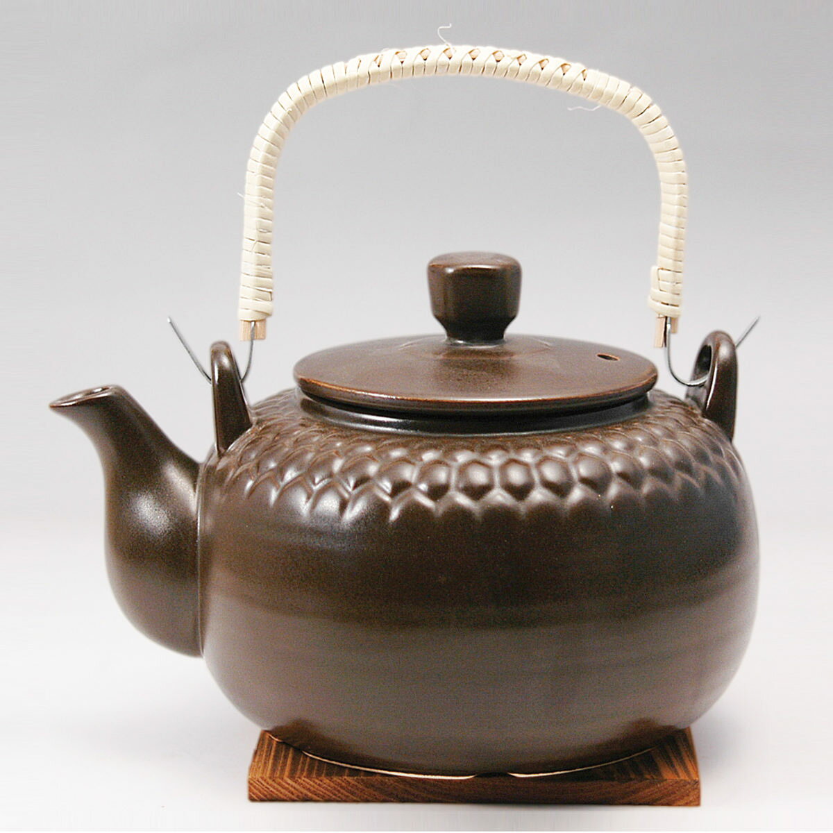 サイズ約 幅19.8×奥行15×高さ12.8（cm）容量約 1.2L内容量1個付属品：土瓶敷材質陶器生産国日本製食器洗い乾燥機使用不可電子レンジ使用不可区分返品・キャンセル区分（不可）ギフトラッピングページを見る●家族みんなで楽しめる大容量1.2Lの耐熱土瓶です。●風情ある栗茶色と亀甲模様が食卓を彩ります。●温かいお茶をゆっくり味わえる保温性の高い陶器製です。●日本茶やほうじ茶、薬草茶など幅広いお茶に対応しています。●専用の土瓶敷が付属しています。おすすめポイント家族みんなで楽しめる大容量　1.2L1.2Lの高耐熱土瓶で、家族や来客時のお茶の時間をゆったり楽しめます。落ち着きのある栗茶色と亀甲模様が、和の趣を感じさせる上品な佇まいです。日本茶やほうじ茶、玄米茶などさまざまなお茶を美味しく淹れられます。保温性に優れた陶器製なので、お茶の温かさを長く保ちながら味わえます。和食器との相性も良く、落ち着いた雰囲気のティータイムを演出します。風味豊かなお茶を楽しめる耐熱仕様のため直火での使用ができ、じっくりと煮出した香り高いお茶を楽しめます。大きい持ち手で注ぎやすい持ち手が大きめなので注ぎやすく、毎日の食卓からおもてなしまで幅広く活躍します。専用の土瓶敷付き専用の土瓶敷が付属しています。土瓶の熱が直接テーブルに伝わるのを防ぎ、食卓を傷や熱から守ります。サイズ違い亀甲耐熱土瓶 1.2L【▲このページの商品】亀甲耐熱土瓶 1.7L亀甲耐熱土瓶 2.2L関連キーワード：料理 使いやすい 家庭用 キッチン用品 キッチン 雑貨 食卓 テーブルウェア 日常 プレゼント ギフト 贈り物 うつわ 器 LH21970 関連商品はこちら土瓶 栗茶亀甲耐熱土瓶2200cc 11,000円土瓶 栗茶亀甲耐熱土瓶1700cc 9,680円土瓶 栗茶亀甲耐熱土瓶1200cc 1700c8,250円～土瓶 碗形イラボ吹 茶 土瓶むし 3,300円土瓶 丸形イラボ吹 茶 土瓶むし 3,300円土瓶 丸形イラボ吹 茶 土瓶むし 3,300円土瓶 碗形イラボ吹 茶 土瓶むし 3,300円土瓶 平形松葉 土瓶むし 2,915円～土瓶 平形いぶし 土瓶むし 3,025円土瓶 平形松葉 土瓶むし 2,915円土瓶 平形織部 土瓶むし 2,915円土瓶 平形天目 土瓶むし 2,915円