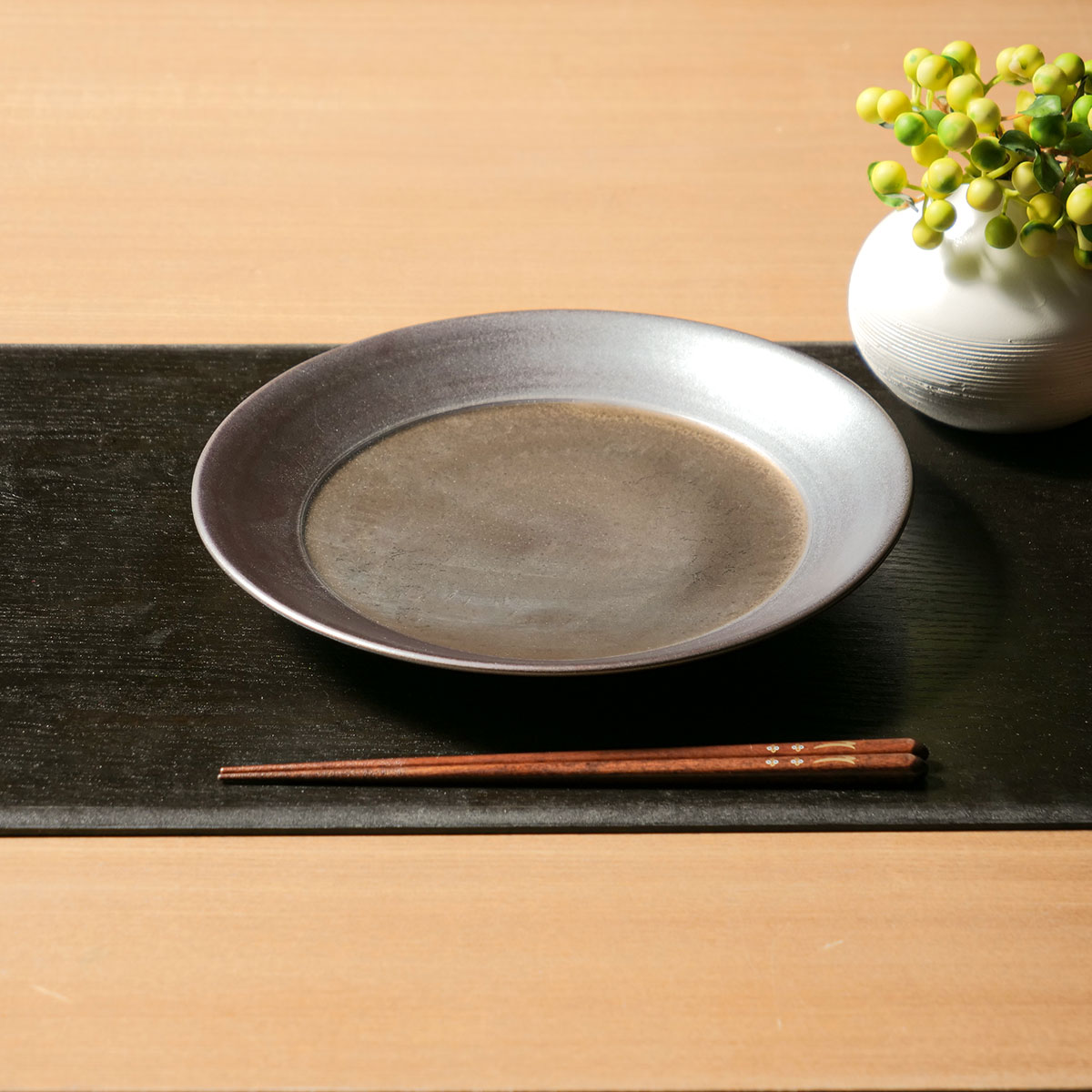 プレート 25cm M.STYLE 武蔵 ラウンドプレート 磁器 美濃焼 （ 食器 和食器 日本製 皿 食洗機対応 電子レンジ対応 大皿 ラウンド 平皿 ワンプレート 丸皿 大皿料理 メインプレート 盛皿 おしゃれ 和モダン 黒 金 ）【39ショップ】