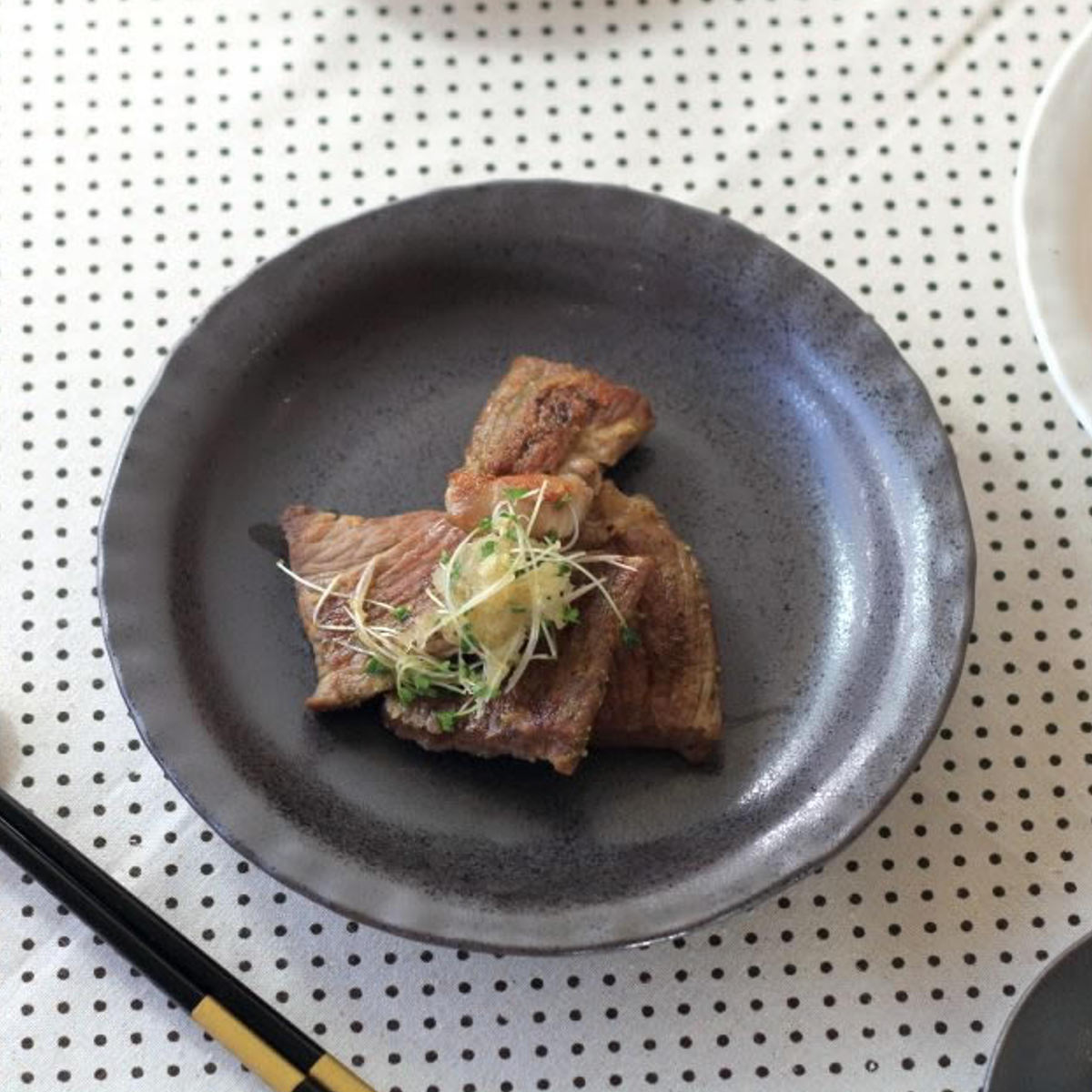 皿 7寸 大皿 黒茶 日本製 （ 磁器 美濃焼 プレート お皿 電子レンジ対応 食洗機対応 おしゃれ かわいい シンプル 丸 ）【39ショップ】