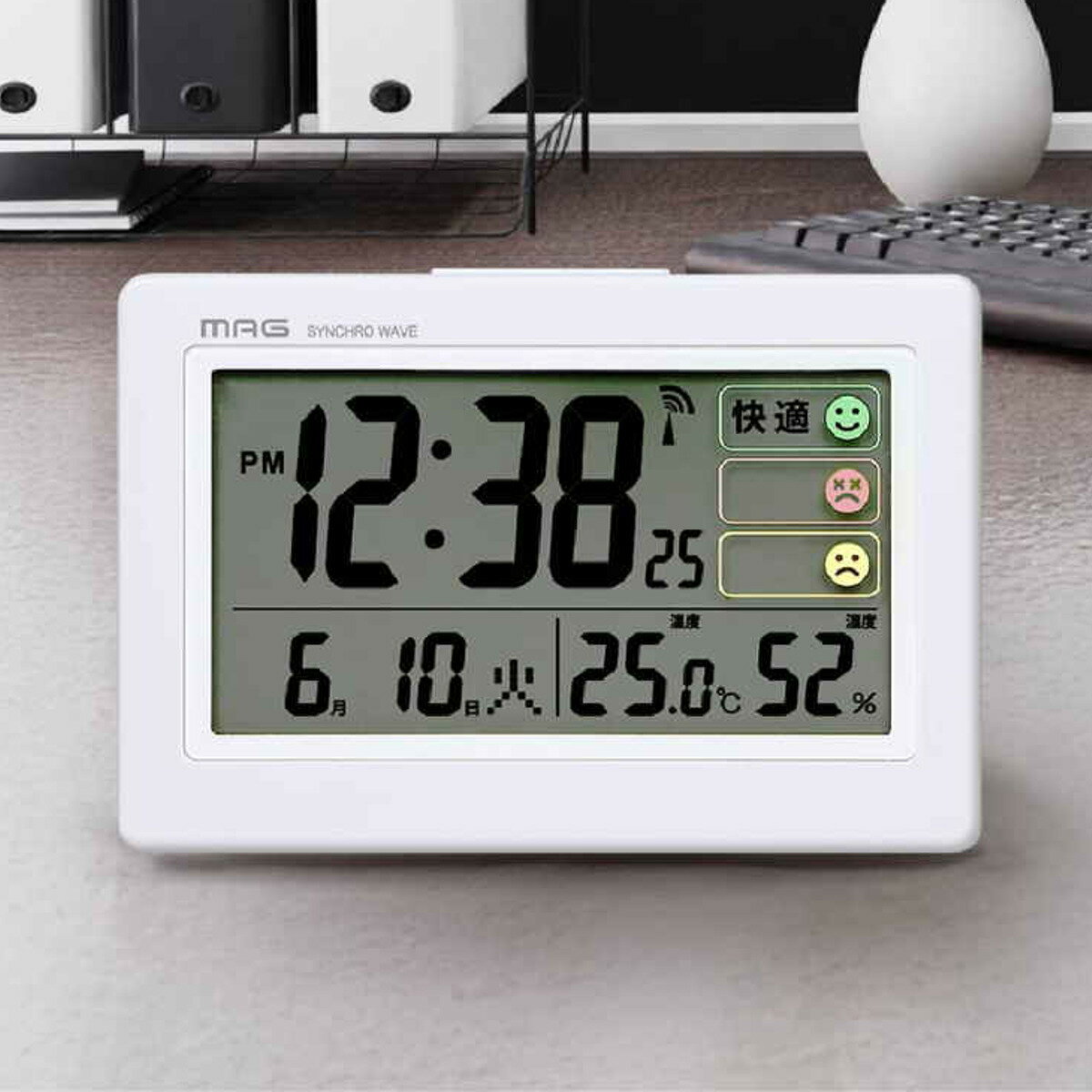 電波時計 デジタル 環境目安付き カレンダー付き 目覚まし時計 MAG （ 置き時計 目覚し時計 めざまし時計 アラームクロック 時計 ライト 電波 見やすい 文字盤大きい シンプル 寝室 ベッドサイド リビング 勉強机 アラーム ）【39ショップ】