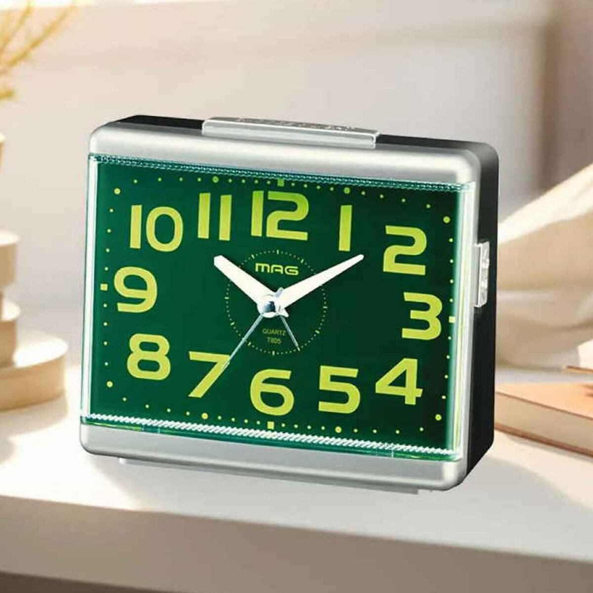 目覚まし時計 連続秒針 静音 ライト付き MAG （ 目覚し時計 めざまし時計 アナログ アラームクロック 時計 置き時計 ライト 見やすい 文字盤大きい 静か シンプル スヌーズ 寝室 ベッドサイド リビング 勉強机 ）【39ショップ】