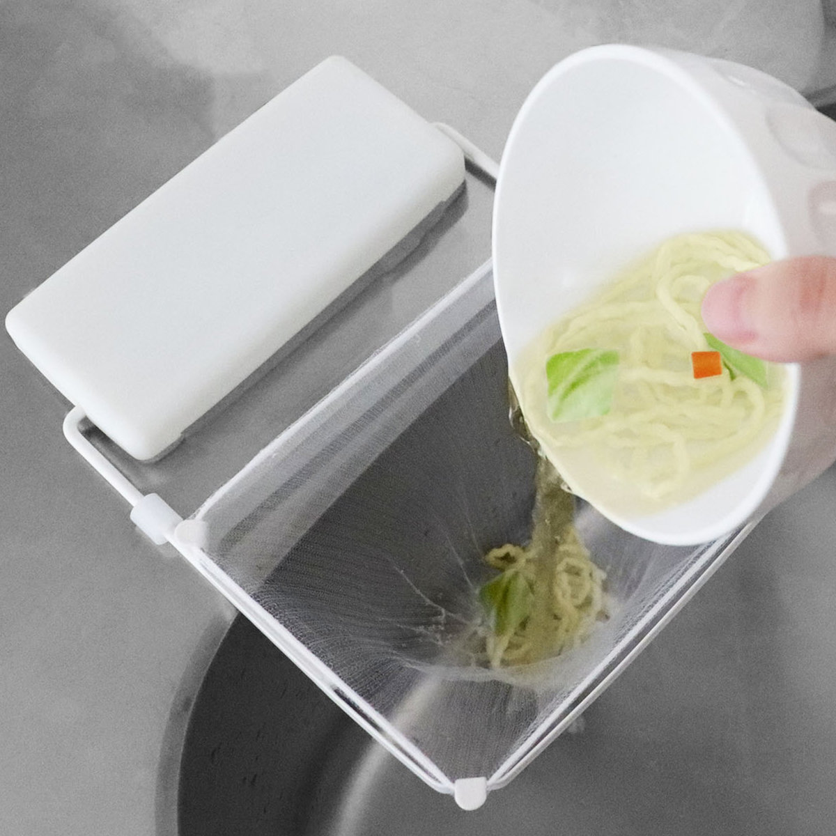 水切りネットホルダー シンクが汚れにくい 水切りホルダー フィルムフック （ ごみ袋ホルダー ポリ袋ホルダー 三角コーナー ふきん掛け スポンジホルダー 生ゴミ 水切りネット コンパクト 簡易ゴミ箱 ごみ入れ 流し 生ごみ シンク ）【39ショップ】