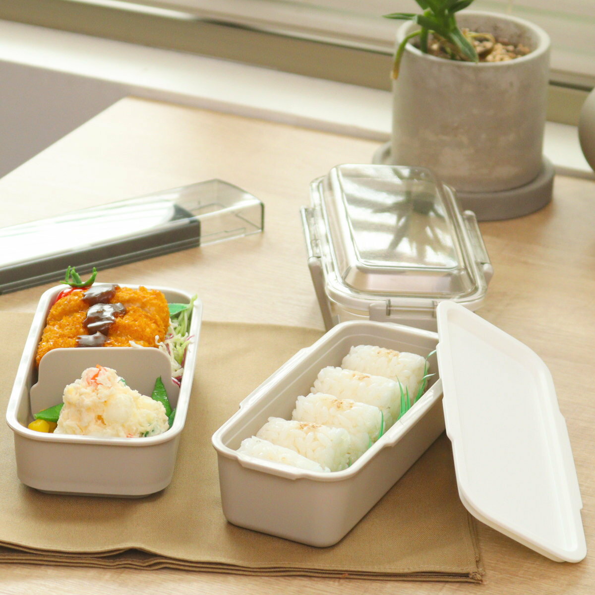 弁当箱 カームカラー ランチボックス二段 仕切付 600ml 700ml ( 食洗機対応 レンジ対応 二段 抗菌 ドーム型 4点ロック 日本製 仕切り付き 銀 ...