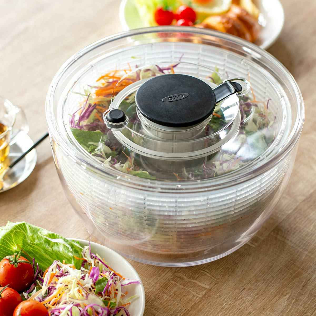 【レビュー特典付き】 OXO サラダスピナー クリア 大 食洗機対応 野菜水切り器 （ オクソー 野菜水切りかご スピナー 手動 滑り止め付き ボウル コランダー 分解 下ごしらえ用品 時短 便利グッズ キッチンツール ）【39ショップ】のサムネイル