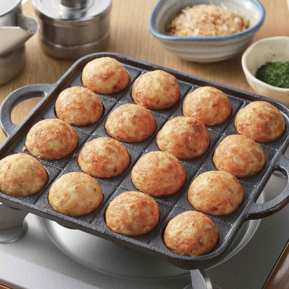 たこ焼きプレート 16穴 スプラウト 鉄鋳物製 （ ガス火対応 たこ焼き たこ焼き器 鉄板 鋳鉄製 スクエア 16個 正方形 角型 両手付き 調理器具 キッチン用品 アウトドア キャンプ BBQ ）【39ショップ】 interior-palette-10152630 インテリアパレット サンプル画像2