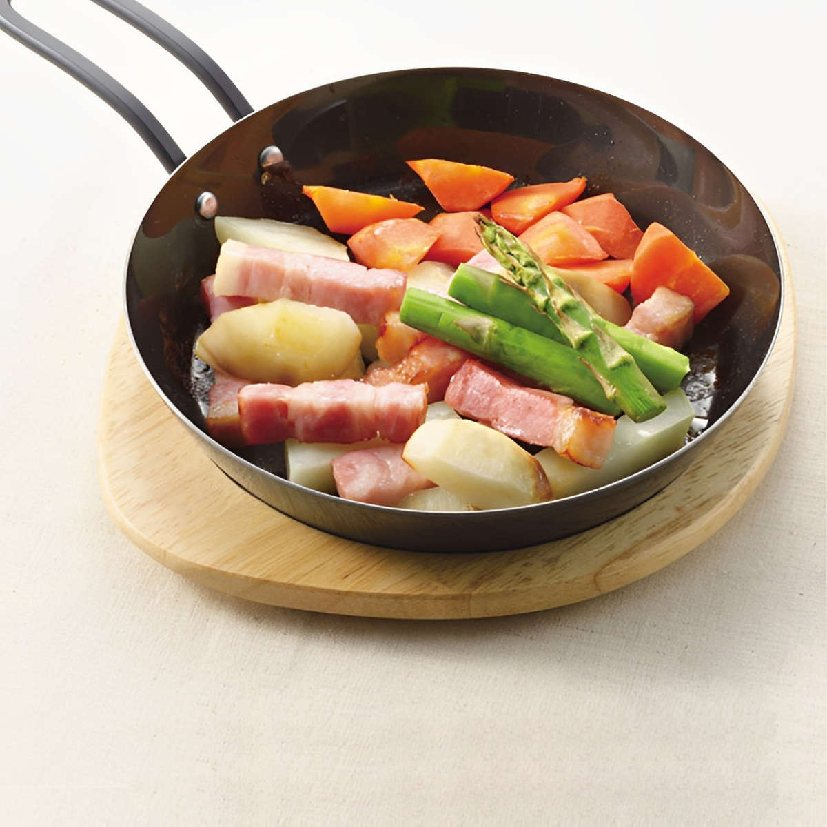 鍋敷き 16cm用 ラクッキング グリルパン用プレート 木製 （ 鍋しき グリルパン用 フライパン用 トレイ トレー 卓上 取り分け 丸型 正円 丸 天然木 16センチ用 キッチン雑貨 キッチンプレート なべしき 持ち手付き 木製プレート ）【39ショップ】