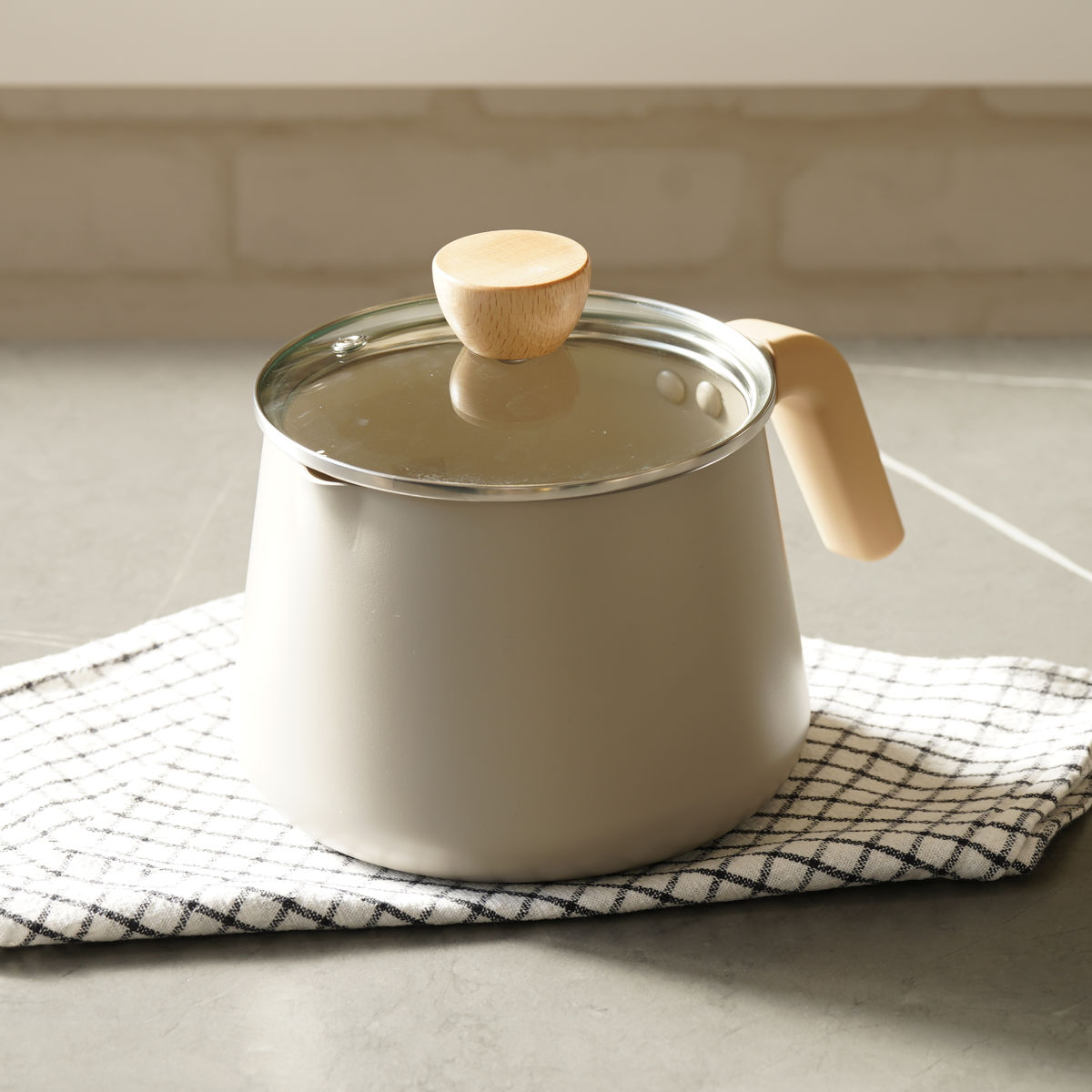 マルチポット 17cm IH対応 ガラス蓋付き スプル （ ガス火対応 オール熱源対応 片手鍋 マルチ鍋 万能鍋 鍋 なべ ポット 軽量 深鍋 アルミ 2.3L フッ素加工 ガラスふた付 一人暮らし やかん コンパクト 軽い おしゃれ かわいい ）【39ショップ】