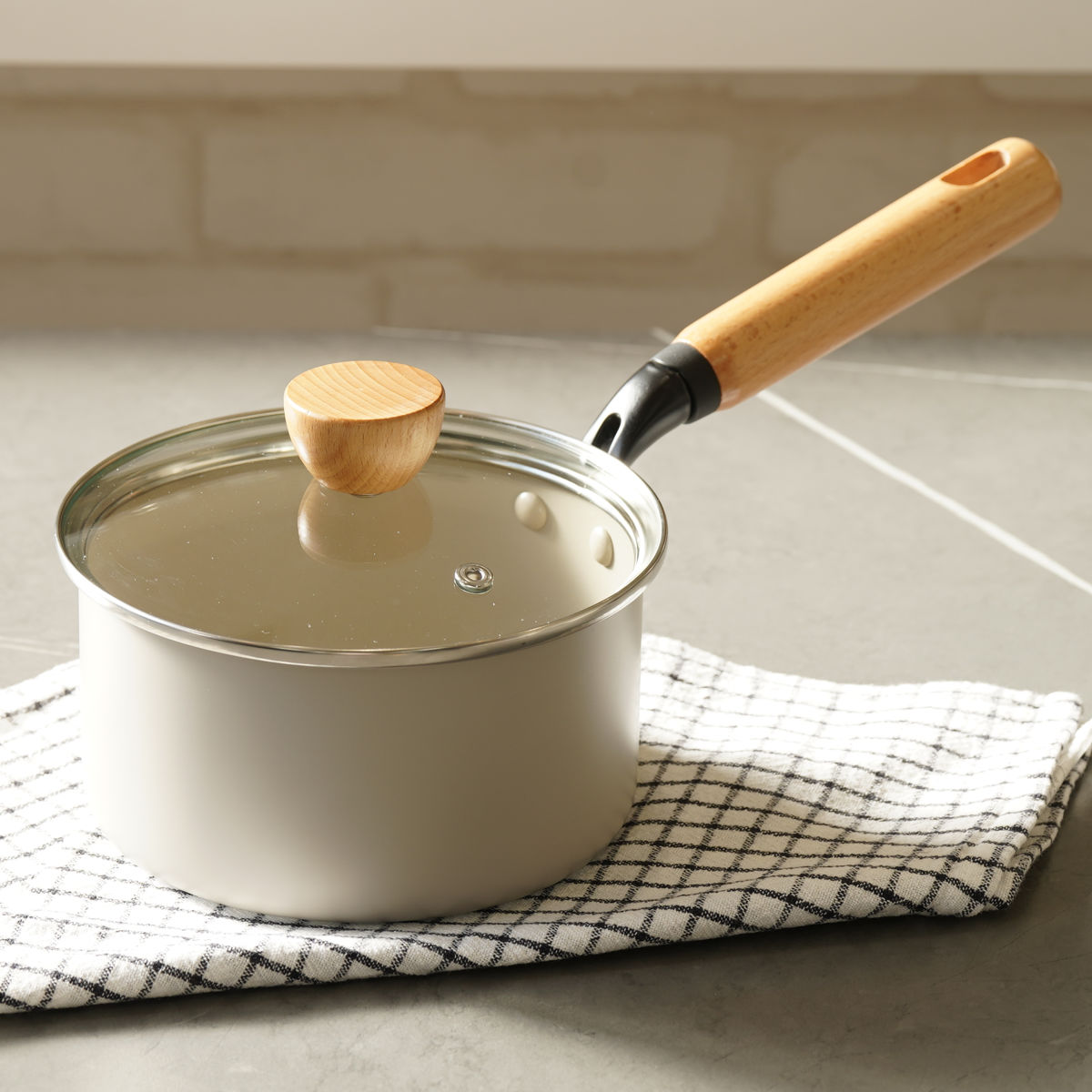 片手鍋 16cm 深型 IH対応 ガラス蓋付き スプル （ ガス火対応 オール熱源対応 ソースパン なべ 軽量 アルミ フッ素加工 こびりつきにくい ガラスふた付 小さめ コンパクト ミルクパン 木製ハンドル 軽い おしゃれ かわいい ）【39ショップ】