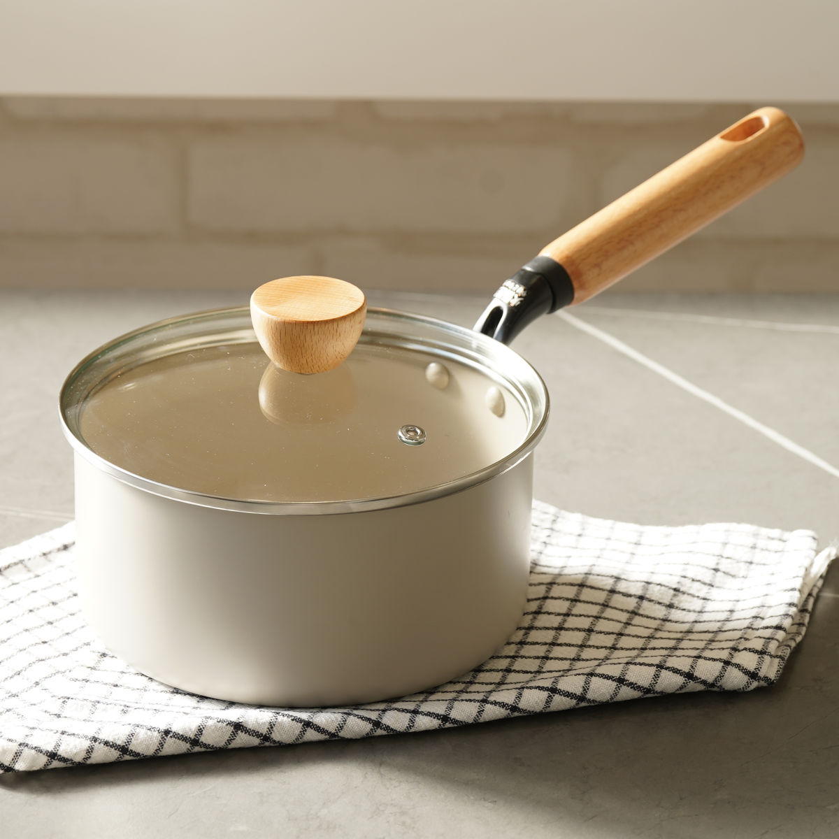 片手鍋 18cm 深型 IH対応 ガラス蓋付き スプル （ ガス火対応 オール熱源対応 ソースパン なべ 軽量 アルミ フッ素加工 こびりつきにくい ガラスふた付 ミルクパン 木製ハンドル 軽い おしゃれ かわいい ）【39ショップ】