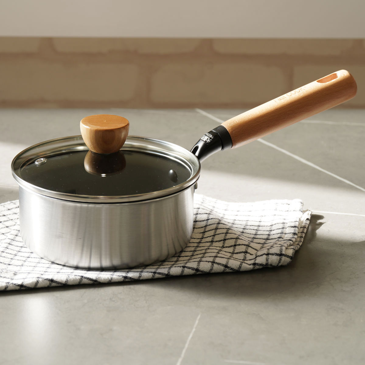 片手鍋 16cm IH対応 ガラス蓋付き ファストクック＋ 2層鋼ダイヤモンドコート （ ガス火対応 オール熱源対応 片手なべ 鍋 ふっ素加工 軽い 16センチ アルミ鍋 調理鍋 フッ素加工 ガラス蓋 ステンレス アルミ 2層構造 木柄 ）【39ショップ】