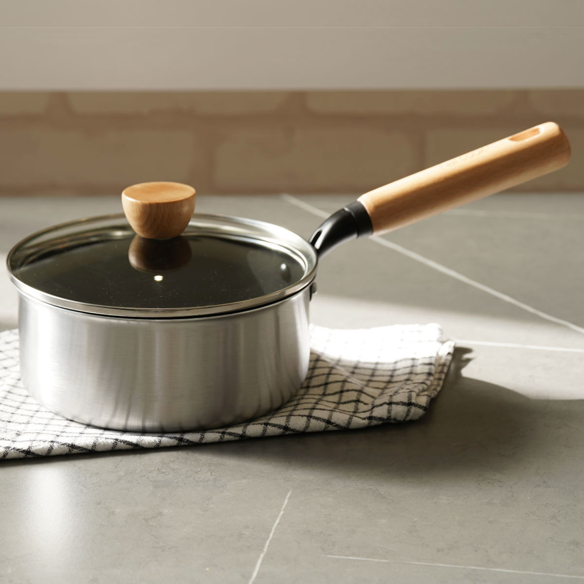 片手鍋 18cm IH対応 ガラス蓋付き ファストクック＋ 2層鋼ダイヤモンドコート （ ガス火対応 オール熱源対応 片手なべ 鍋 ふっ素加工 軽い 18センチ アルミ鍋 調理鍋 フッ素加工 ガラス蓋 ステンレス アルミ 2層構造 木柄 ）【39ショップ】