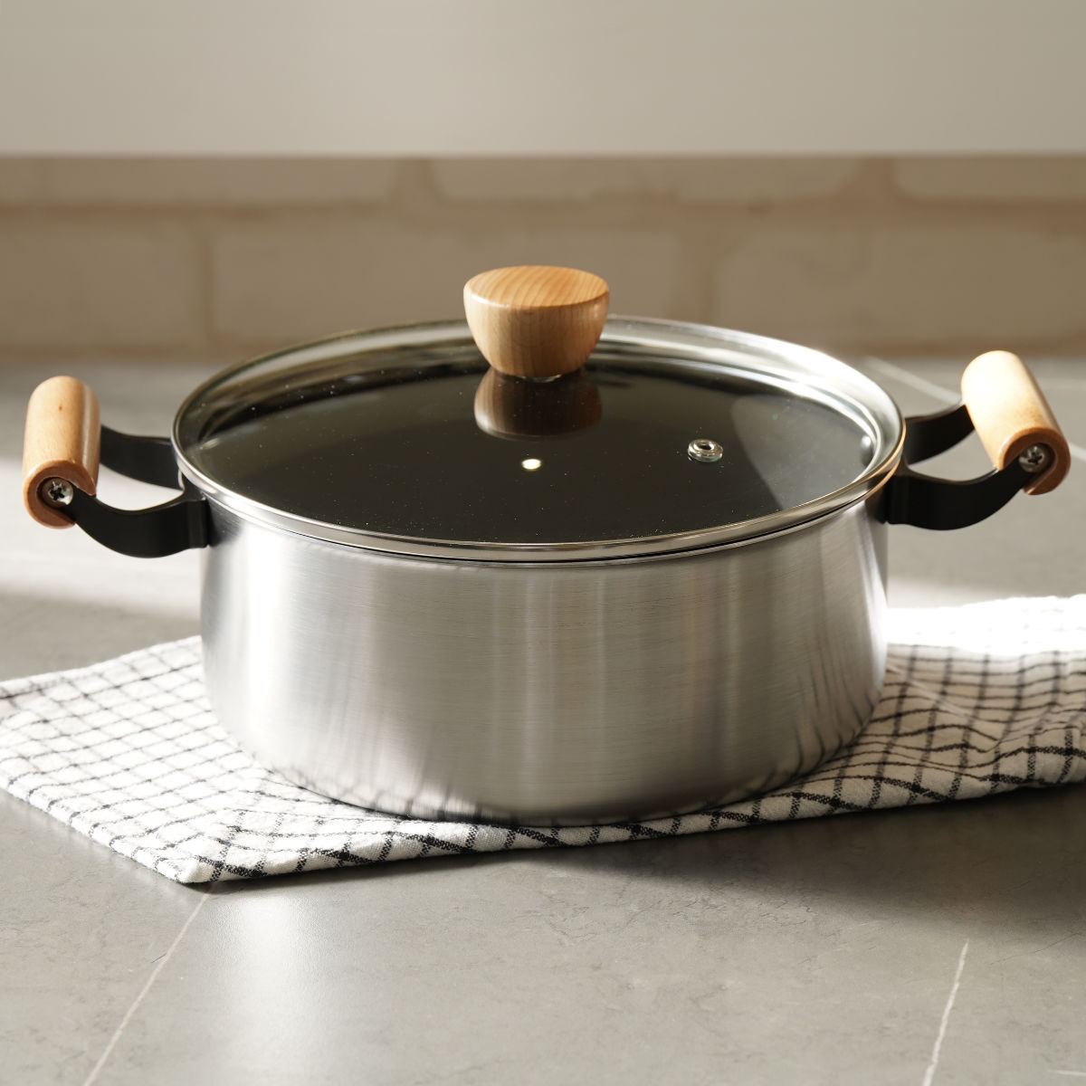 両手鍋 22cm IH対応 ガラス蓋付き ファストクック＋ 2層鋼ダイヤモンドコート （ ガス火対応 オール熱源対応 両手なべ 鍋 ふっ素加工 軽い 22センチ アルミ鍋 調理鍋 フッ素加工 ガラス蓋 ステンレス アルミ 2層構造 木柄 ）【39ショップ】