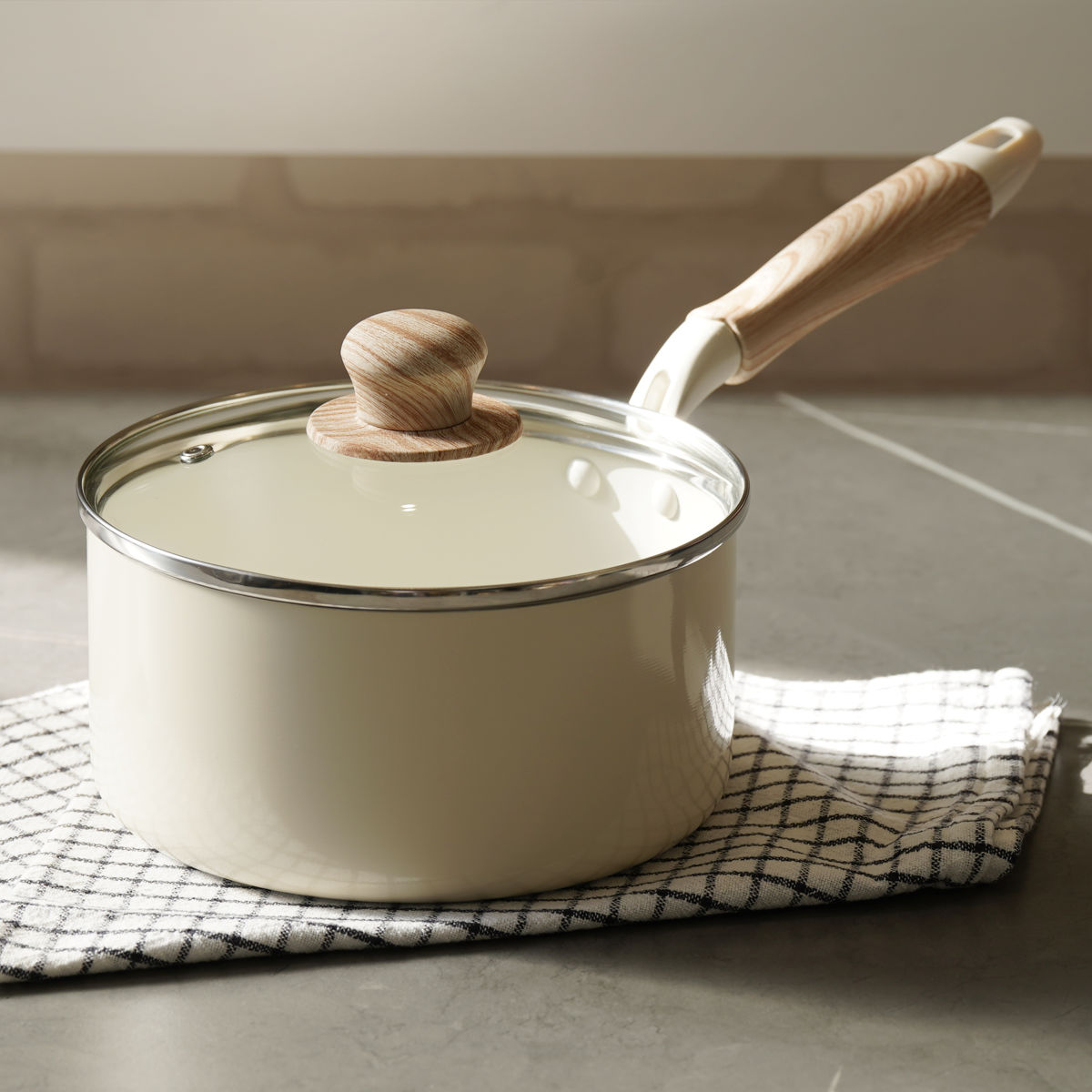 片手鍋 18cm IH対応 ガラス蓋付き セラミール （ ガス火対応 オール熱源対応 片手なべ 鍋 セラミック加工 軽い 18センチ アルミ製 セラミック 木目調ハンドル こびりつきにくい 軽量 耐久性 おしゃれ ）【39ショップ】