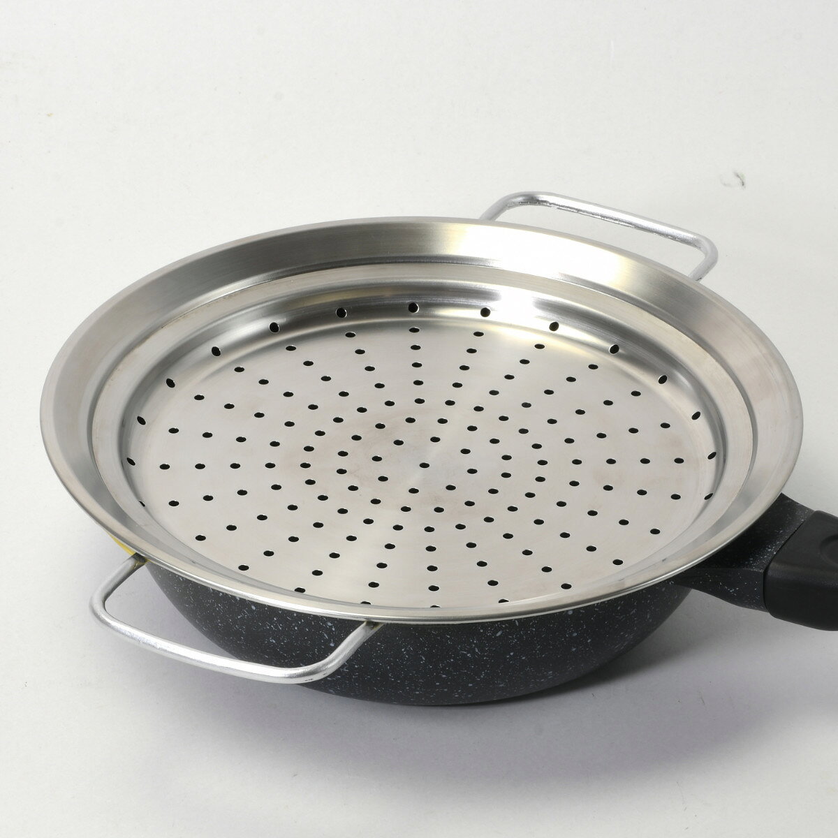 フライパン用蒸し器 24～26cm用 フライパンで簡単蒸し器 （ 蒸し器 蒸し目皿 ステンレス 調理用品 蒸し鍋 蒸しプレート 蓋付き 浅型 持ち手付き 調理器具 ステンレス製 キッチン用品 下ごしらえ 便利グッズ 蒸し料理 スチーム調理 ）【39ショップ】 interior-palette-10201770 インテリアパレット サンプル画像3