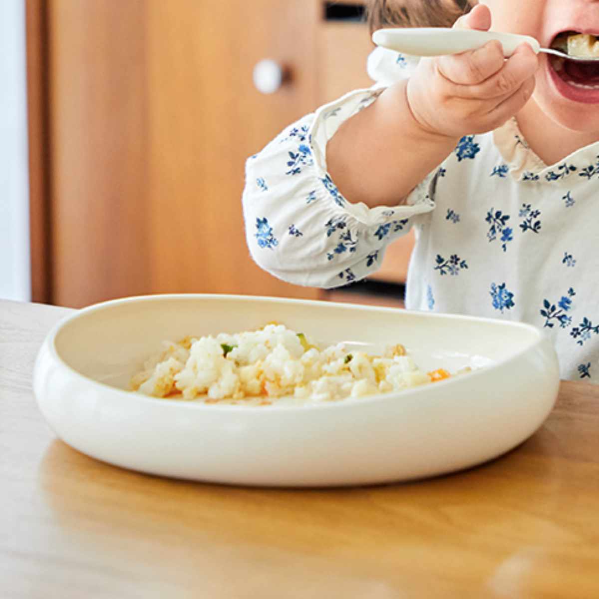 ベビー食器 トライ すくいやすいプレート M （ ベビー 食器 離乳食 すくいやすい お皿 食洗機対応 レンジ対応 プラスチック 割れない リッチェル プレート 深め 持ちやすい 食べやすい キッズ 子ども 子ども食器 おしゃれ ）【39ショップ】