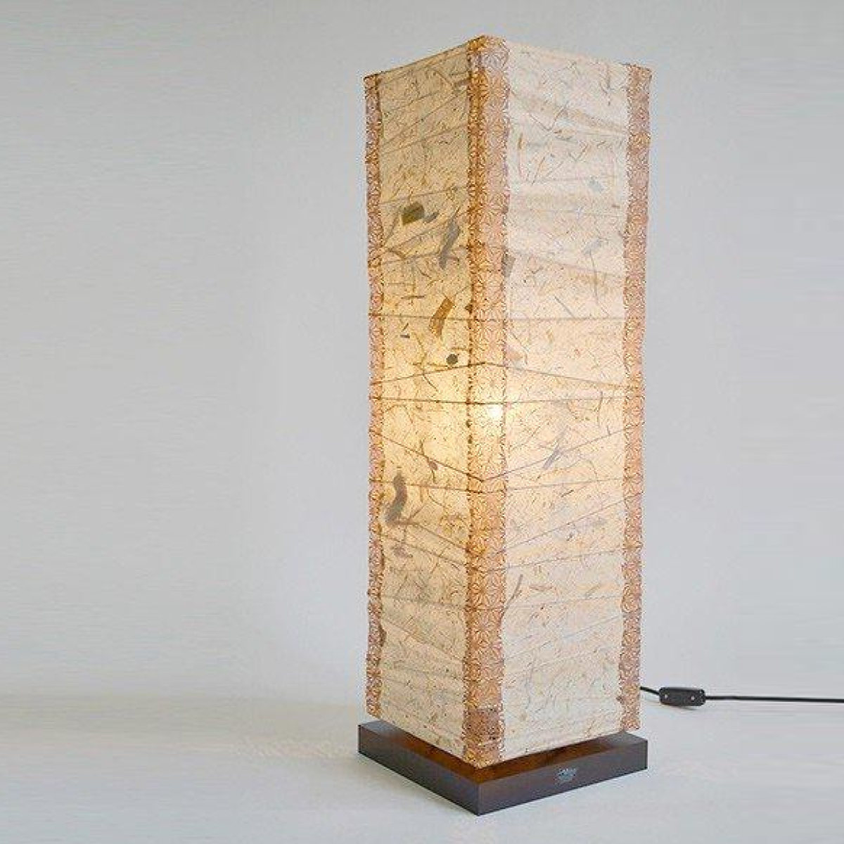 サイズ約 幅21×奥行21×高さ70（cm）内容量1個付属品：40W白熱電球材質和紙生産国日本製コードの長さ約 1.5m備考対応電球：E26口金、40Wまで（1個）※白熱電球・電球型蛍光灯・LED電球使用可※天然素材を使用しているため、写真とは色・サイズ・形等が多少異なる場合があります。区分返品・キャンセル区分（不可）フロアライト 1灯 box バナナ紙×麻葉唐茶 和紙照明 日本製おすすめポイントいつもの空間に温もりをやわらかい光が優しく空間を照らします。和紙を通した灯りはやわらかで温かみがあります。日ごろの疲れを癒す安らぎの空間を演出してみてはいかがでしょうか。存在感抜群の深みのある和紙バナナの繊維を漉きこんだ特徴的な紙とシェードの四つ角に麻葉の透かし和紙を貼ったデザインです。職人のこだわりの一品この商品は、素材から組み立てまで職人が手作りしているこだわりの一品です。材料となる和紙も照明にぴったりと合うよう、こだわり抜いてつくられています。好きな電球を自由に付け替え対応する口金サイズであれば、お好みの色の電球をご使用いただけます。お部屋の雰囲気や用途に合わせてお選びください。モップやはたき等でホコリを落とすか、乾いた柔らかい布で汚れを拭き取ります。強く拭くと紙が破れる場合があるためご注意ください。サイズブランド紹介彩光デザイン1996年、古くから伝わる提灯の伝統技術を用い、インテリア照明という観点から製品づくりをスタート。心がホッと安らぐ「和紙を透したあかり」の良さを多くの人に伝えるため、昨今の多様化する住宅にも調和する照明を作り続けています。シリーズ紹介フロアライトボックスバナナ紙×麻葉唐茶【▲このページの商品】フロアライトボックスバナナ紙×麻葉煉瓦関連キーワード：リラックス 和モダン 和風 モダン オシャレ お洒落 こだわり 職人 手作り インテリア 玄関 廊下 階段 書斎 吹き抜け やわらか LED電球対応 プレゼント 贈り物 ギフト 父の日 母の日 新生活 新築祝い 引っ越し 引越し 転勤 記念日 敬老の日 誕生日 模様替え LED 蛍光灯 白熱球 LH19189 LH19181関連商品はこちらフロアライト 幅39×奥行39×高さ42.5c14,300円フロアライト 幅19×奥行19×高さ71cm 20,900円フロアライト 幅13×奥行13×高さ75cm 23,100円フロアライト 幅21×奥行21×高さ71cm 20,900円フロアライト 2灯 tower 和紙照明 極み26,400円フロアライト 2灯 黒雲龍X麻葉唐茶 和紙照明18,150円フロアライト 1灯 揉み紙X麻葉白 和紙照明 20,900円フロアライト 1灯 バナナ紙X角 和紙照明 日20,900円フロアライト 2灯 trunk 和紙照明 バナ23,100円フロアライト 2灯 warp 和紙照明 粕紙 25,300円フロアライト 2灯 warp 本美濃紙 和紙照37,400円ペンダントライト 1灯 LED対応 moon 42,900円