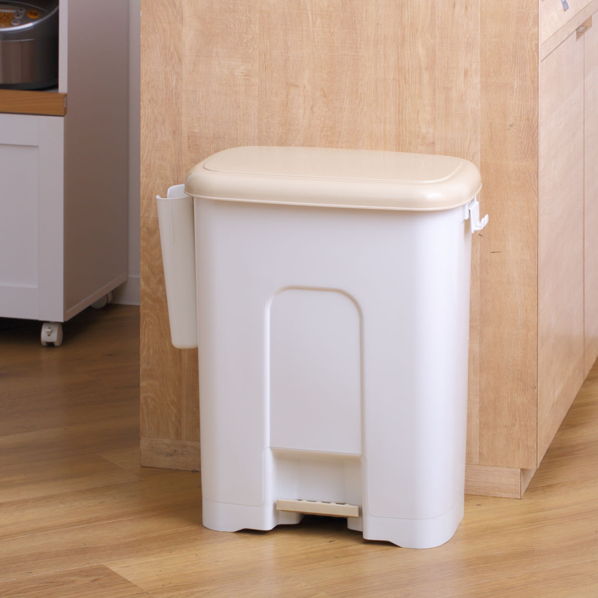 Rakuten - ゴミ箱 48L ペダルペール サイドポケット付き （ ごみ箱 48リットル ペダル式 ワイド 大容量 ふた付き 分別 キッチン 袋止め付き 横型 サイドポケット ）【39ショップ】