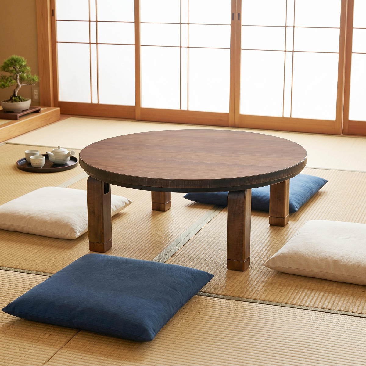 サイズ約 高さ36（cm）直径：約 90（cm）継脚使用時：約 高さ40（cm）内容量1台材質ウォールナット突板艶消し仕上げ生産国日本製消費電力ヒーター（600W）組立状態完成品（一部取付）注意事項※天然木を使用しているため、1点1点色合いや風合いが異なります備考手元コントローラー折れ脚継脚付き区分返品・キャンセル区分（不可）●ウォールナット突板を使用し、美しい木目と深みのある色合いを楽しめます。●直径90cmの円形天板は、圧迫感を抑えながらゆったり囲めるサイズです。●角のない丸いフォルムが、お部屋にやさしく馴染みます。●折れ脚仕様のため、使わない時はコンパクトに収納できます。●4cmの継脚付きで、高さ36cmと40cmの2段階に調節できます。●600Wハロゲンヒーターを搭載し、ムラなく素早く暖まります。●手元コントローラー付きで、無段階の温度調節が可能です。●香川県高松市の職人が丁寧に仕上げた国産こたつです。●脚部には無垢材を使用し、天然木の風合いを活かしたデザインです。おすすめポイントウォールナットの美しい木目と深みある色合い直径90cm直径90cmのコンパクトなサイズで、一人暮らしのお部屋や和室の一角にも置きやすい座卓です。高級感のあるウォールナット突板を使用し、落ち着いた色味がお部屋を上質な雰囲気にまとめ、長く愛着を持ってお使いいただけます。コンパクトに収納折れ脚仕様で使わない時はコンパクトに収納できます。4cmの継脚付きで2段階の高さ調節が可能4cmの継脚が付いているので、高さが36cmと40cmに調節が可能です。お子様の身長や、お部屋の雰囲気に合わせてご使用いただけます。手元コントローラー付きヒーターメトロ電気工業製のMHUタイプを使用しています。無段階温度調節コントローラー付きです。600Wハロゲンランプとファンの組み合わせでムラなく速やかに暖かくなります。讃岐の職人が作り上げる最高品質の座卓香川県高松市は「脚物（テーブル・座卓・椅子など脚のある家具）」生産地として有名です。純和風からモダンデザインまで、座卓と家具調こたつを国内生産しています。天然木の風合いを活かした上質な佇まい脚部は無垢材を使用しますが天板（テーブル面）には軽量化を図りつつ木質板に突板（天然木を薄く剥いだもの）や木目シートを貼り、重厚感と高級感を感じられる作りとなっています。サイズサイズ違い直径90cm継脚付き 折れ脚プレーヌウォールナット【▲このページの商品】直径105cm継脚付き 折れ脚プレーヌウォールナット直径120cm継脚付き 折れ脚プレーヌウォールナット直径90cm継脚付き 折れ脚プレーヌタモ直径105cm継脚付き 折れ脚プレーヌタモ直径120cm継脚付き 折れ脚プレーヌタモ関連キーワード：家具職人 和モダン 家具 国産 レトロ 木製テーブル お座敷 ハロゲンヒーター 手元コントローラー付き 和 おこた 机 和風リビング 調節 調整 2段階 テーブル 和室 おしゃれ 炬燵 和風 丸テーブル リビングテーブル 折り畳み LH21915 LH21572関連商品はこちら座卓 直径90cm 継脚付き 折れ脚 家具調こ72,980円座卓 直径120cm 継脚付き 折れ脚 家具調85,980円座卓 直径105cm 継脚付き 折れ脚 家具調78,980円座卓 直径120cm 継脚付き 折れ脚 家具調85,980円座卓 幅150cm 継脚付き 家具調こたつ コ81,980円座卓 幅135cm 継脚付き 家具調こたつ コ74,980円座卓 幅120cm 継脚付き 家具調こたつ コ67,980円座卓 幅105cm 継脚付き 家具調こたつ コ64,980円座卓 幅150cm 継脚付き 家具調こたつ ミ81,980円座卓 幅120cm 継脚付き 家具調こたつ ミ67,980円座卓 幅120cm 継脚付き 折れ脚 家具調こ73,980円座卓 幅150cm 継脚付き 家具調こたつ 楕87,980円