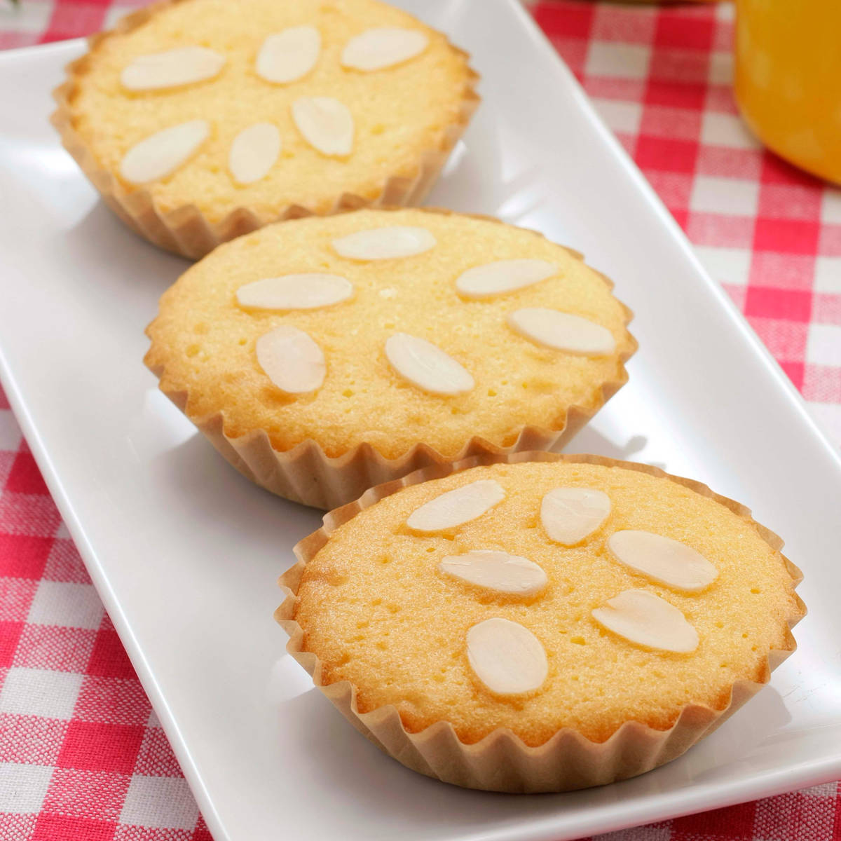 マドレーヌ型 120枚 紙製 （ オーブン対応 マドレーヌ 型 製菓道具 プチフール型 手作り お菓子作り 使い捨て 焼き菓子 製菓グッズ 無地 おしゃれ ） 【39ショップ】