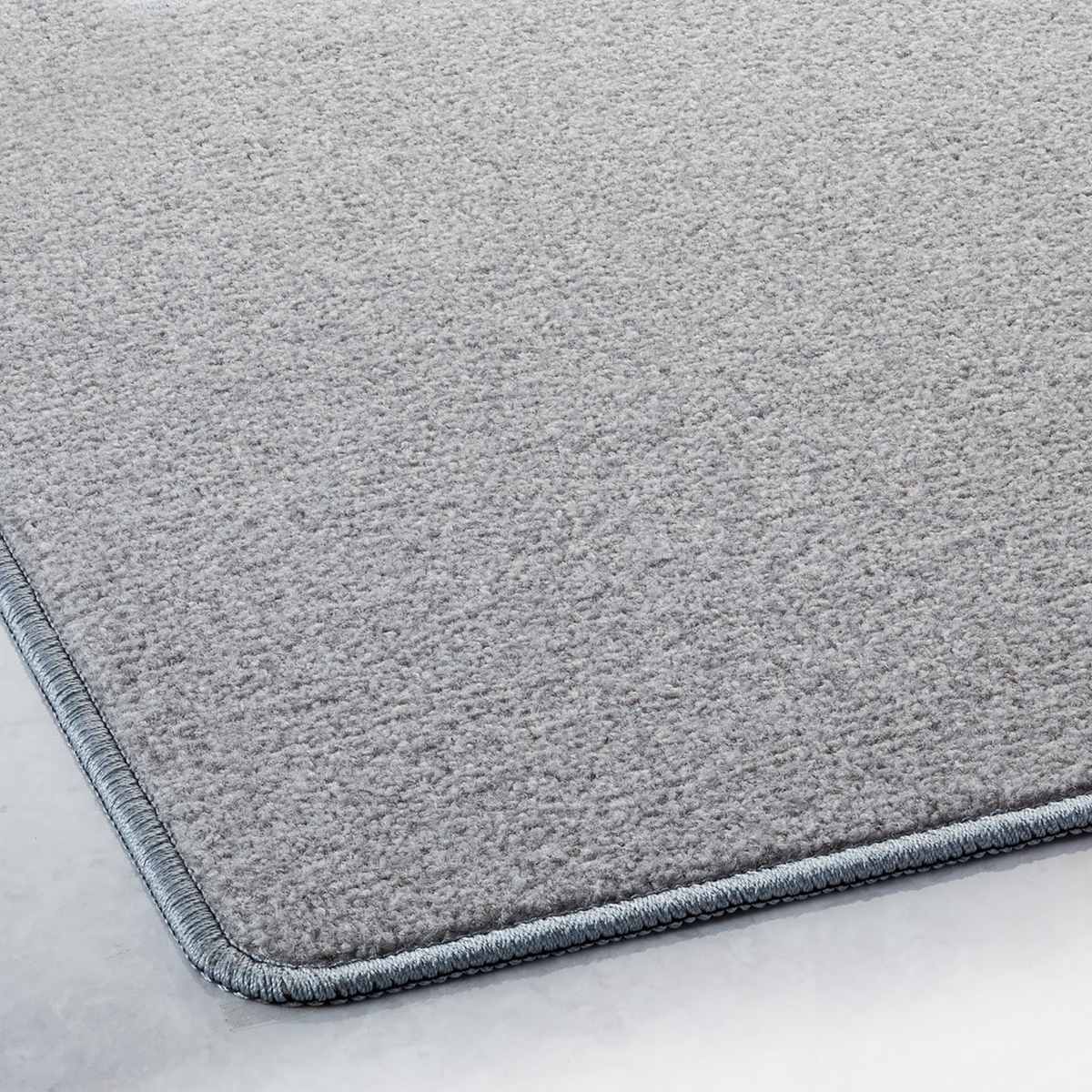 サイズ約 横90×縦150（cm）厚さ：約 0.8（cm）（パイル：0.6cm、ベース：0.2cm）重量約 5.5kg内容量1枚材質表面：ナイロン100％（B.C.F.ナイロン、他）裏面：特殊塩化ビニール備考防炎適合品表面抵抗値（平均）：3.0×10の8乗オーム区分返品・キャンセル区分（不可）●静電防止糸や導電性裏剤を併用し人体の静電気を除きます。●カーペット上でのご使用は除電効果が望めません。●除電効果を最大限高めるためにマットベースの材質に界面活性剤を配合しています。●防炎適合品のため、職場などの防火対策としてご活用いただけます。おすすめポイント静電気による製造ロスを削減し作業効率を向上静電防止糸や導電性裏剤を併用したマットです。人体の静電気を除くので、静電気による製造ロスを削減し作業効率が向上します。カーペット上でのご使用は除電効果が望めませんのでカーペット以外の上でご使用ください。※ご覧のページは90cm×150cmの販売ページです。商品詳細界面活性剤を配合除電効果を最大限高めるためにマットベースの材質に界面活性剤を配合しています。そのためマット裏面に油膜が生じるケースがあるため、設置される床面により滑りやすい場合がございますので、ご使用時は転倒などにご注意ください。断面形状表面はナイロン100％を使用し、裏面には特殊塩化ビニールを使用しています。防炎適合品のため、職場などの防火対策としてご活用いただけます。シリーズ紹介75×90cm90×150cm【▲このページの商品】関連キーワード：業務用マット 工場 現場 業務マット 作業場 安全用品 作業マット 帯電防止対策 静電気対策 歩行マット 精密機器 精密機械 会社 安全グッズ テラモト てらもと おすすめ オススメ LH22179関連商品はこちら除電 マット 業務用 75×90cm トレビア10,980円制電 クッションマット 75×90cm 業務用20,800円 制電 クッションシートHG マット 91cm128,480円 制電 クッションシートHG マット 91cm65,880円制電 クッションマット 45×75cm 業務用9,280円制電マット2 30×30cm ジョイント式 業2,580円業務用マット 導電ゴムシート 1×10M巻き 143,800円業務用マット 導電ゴムシート 1×10M巻き 104,800円業務用マット 導電ゴムシート 1×10M巻き 103,800円業務用マット 導電ゴムシート 1×10M巻き 74,800円除電・導電・防音ラバーシート 1m×10m 3133,580円除電・導電・防音ラバーシート 1m×10m 3105,580円