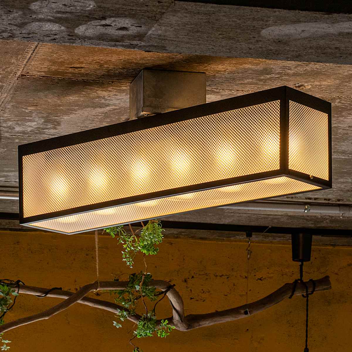 サイズ約 幅80×奥行18×高さ20（cm）重量約 2.9kg内容量セット内容（照明器具×1、LED電球×6）材質スチール、アクリル生産国中国製注意事項※ステッカーは付属していません備考【仕様】●対応電球：口金E26　20ワットまで×6※LED電球対応●取付方法：引掛けシーリング式●点灯方法：壁スイッチ※メーカー保証を受けられる際は、商品に同梱されている保証書、購入日がわかるもの（領収書や納品書など）が必要になります区分返品・キャンセル区分（不可）シーリングライト 6灯 LED電球付き ジェネッタ gram eight グラムエイトおすすめポイントカフェのサインボードをモチーフにした6灯タイプのシーリングライト灯すだけで、お部屋がまるでお気に入りのカフェのような空間に変わります。 パネルにはカットガラスのような模様を施し、点灯時には光をキラッと拡散。お好みのウォールステッカーなどを貼れば、オリジナルのサインボードとしても楽しめます。LED電球6灯付き届いてすぐにお使いいただける、電球セットです。リビングやキッチンを特別な空間にシンプルなスタイルからヴィンテージスタイルまで幅広くマッチ。 リビングやキッチンに取り入れるだけで、カフェやバーのような雰囲気を演出します。 ありきたりでは物足りない方にぴったりの、個性が光るシーリングライトです。商品詳細きらめきを生むガラス風パネルカットガラスのような模様入りパネルが光を美しく反射し、空間に華やかなきらめきをプラスします。工事不要で簡単取り付けご家庭の引掛シーリングに対応しているため、面倒な工事は不要です。ブランド紹介シリーズ紹介電球なしシーリングライト 6灯 ジェネッタ電球付きシーリングライト 6灯 ジェネッタ【▲このページの商品】関連キーワード：シンプル ヴィンテージ バー オシャレ お洒落 インテリア 寝室 プレゼント ギフト おすすめ オススメ 人気 インテリア雑貨 かわいい カワイイ 可愛い お返し お礼 お祝い 贈り物 お家 お部屋 カフェ ショップ LH21301 LH21222 LH20897 関連商品はこちらシーリングライト 6灯 LED対応 ジェネッタ30,800円～シーリングライト 6灯 LED対応 ジェネッタ30,800円シーリングライト 6灯 LED電球付き カーブ42,020円シーリングライト 6灯 LED電球付き ボール39,380円シーリングライト 6灯 LED電球付き ブラス48,180円シーリングライト 6灯 LEDクリア電球付き 36,080円シーリングライト 6灯 LEDホワイト電球付き36,080円シーリングライト 1灯 LED電球付き BUR16,280円シーリングライト 1灯 LED電球付き RAG21,780円シーリングライト 1灯 LED電球付き セルカ19,800円シーリングライト 6灯 LED電球付き ハーフ51,260円シーリングライト 6灯 12畳用 LED電球付52,800円