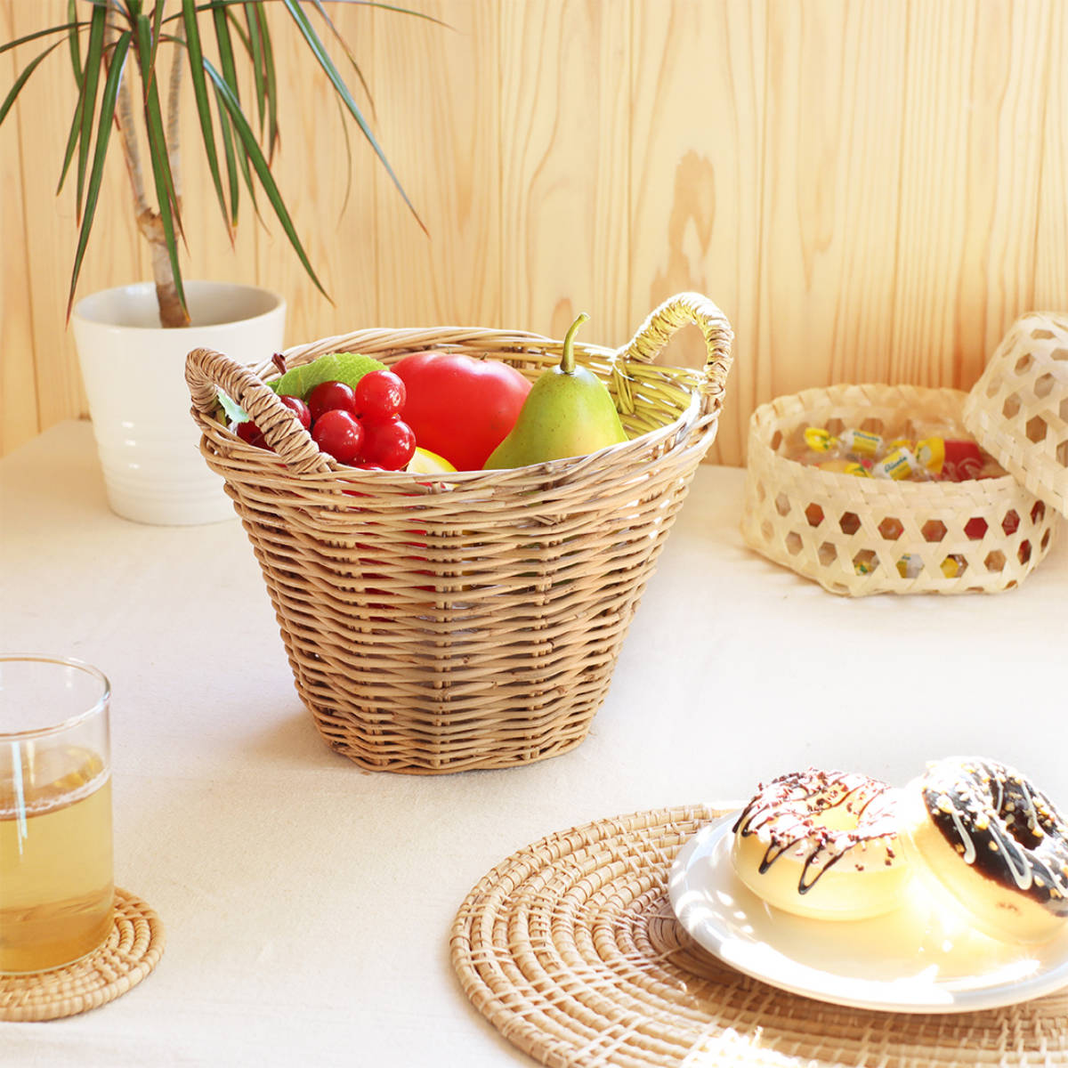 バスケット ラタン カゴ網 取っ手付き （ カゴ かご かごバスケット 収納 天然素材 幅20×奥行20×高さ15cm 小物収納 小物入れ 持ち手 アジアン雑貨 キッチン 玄関 リビング 見せる収納 インテリア 雑貨 おしゃれ 藤 ） 【39ショップ】