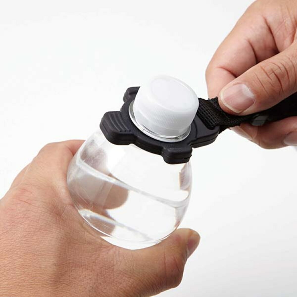 ペットボトルホルダー シリコンペットボトルホルダー （ ペットボトル クリップ カラビナ付 シリコン アウトドア ペットボトルクリップ 携帯ストラップ カラビナ キャンプ トレッキング 登山 携帯用 ）【39ショップ】 interior-palette-10174710 インテリアパレット サンプル画像2