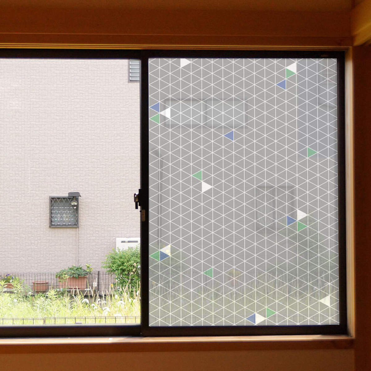 窓貼りシート 窓に貼る 目隠しシート 90×90cm 遮光 遮熱 （ 窓用 遮光シート 窓 シート 腰高窓 UVカット 粘着シート 凸凹ガラス対応 ガラス 貼る 窓シート 断熱シート 目隠し 防犯 ガラスに貼るフィルム 省エネ 節電 エコ ）【39ショップ】