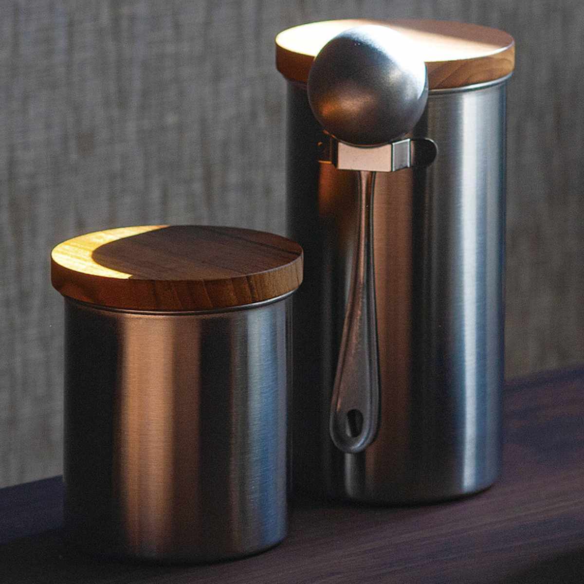 保存容器 400ml 700ml ステンレス コーヒー キャニスター サテン S L スプーンセット （ コーヒーキャニスター 日本製 食洗機対応 密閉 調味料容器 蓋 天然木 パッキン付き 丸型 鮮度保持 コーヒー豆 粉 珈琲豆 紅茶 茶葉 茶筒 ）【39ショップ】