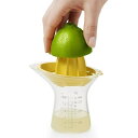 OXO しぼり器 小 シトラスジューサー ( オクソー 絞り器 レモン絞り フルーツ ライム ミニ 果実絞り器 果汁絞り器 目盛り付き 計量カップ 万能 便利グッズ 果物 くだもの )【39ショップ】